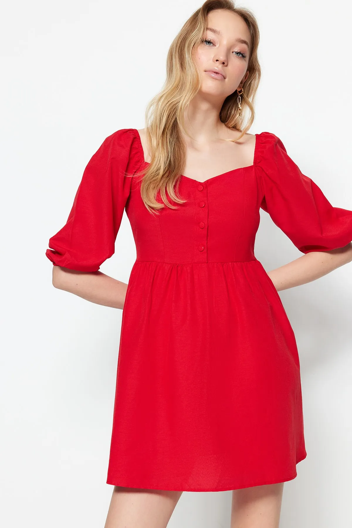 Trendyol Collection  Rotes gewebtes Kleid mit Mini-Taillenöffnung und Ballonärmeln TWOAW22EL0210