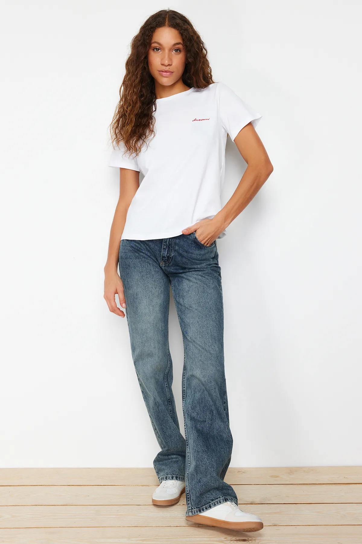 Trendyol Collection  Weißes Strick-T-Shirt mit Slogan-Stickerei, 100 % Baumwolle, Regular Fit TWOSS24TS00097