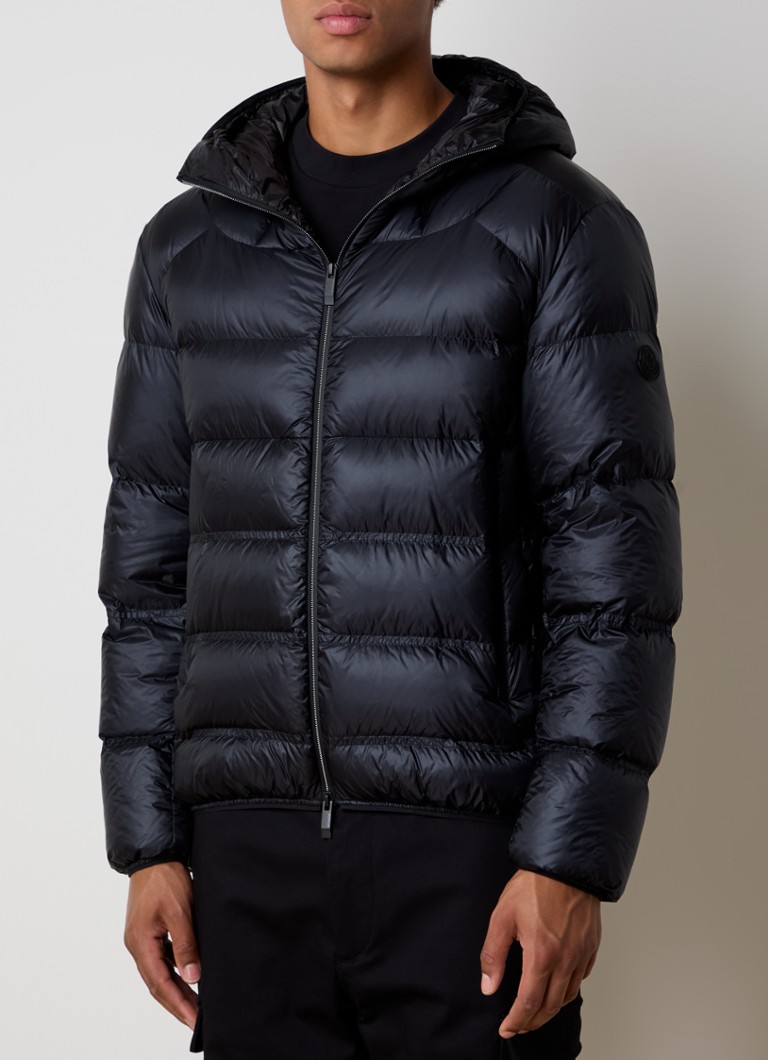 Jachetă matlasată Moncler cu glugă și puf de gâscă.