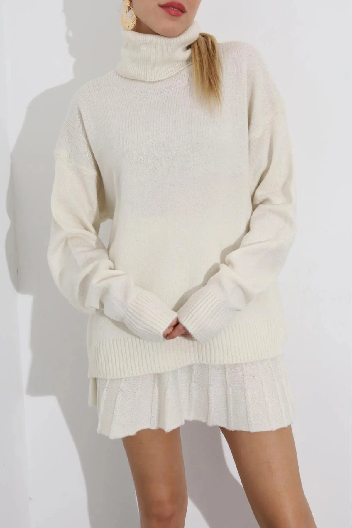 Laluvia  Knochenfarbenes Strickset mit Faltenrock und Halsausschnitt, Sweatshirt