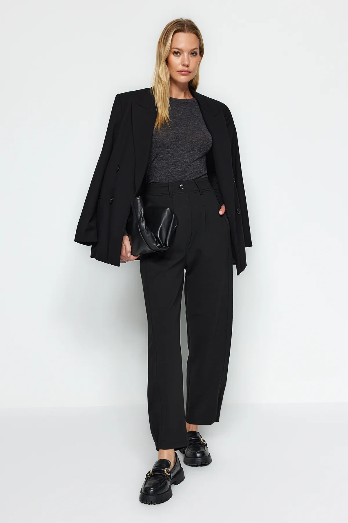 Trendyol Collection  Schwarze, plissierte, weite/locker geschnittene Interlock-Strickhose mit hoher Taille und Carrot-Passform TWOAW24PL00143