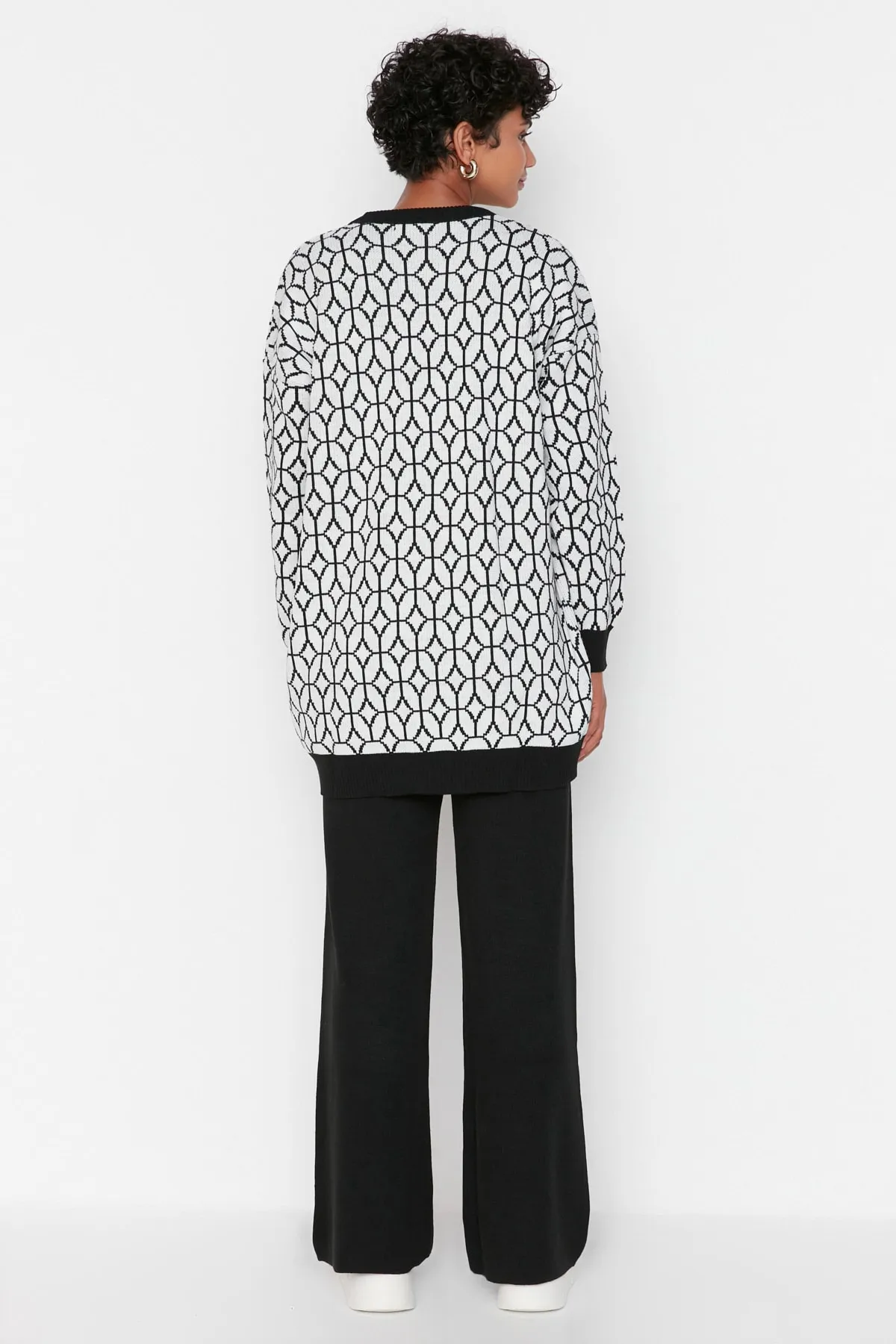 Trendyol Modest  Schwarzes Strickset aus Pullover und Hose mit geometrischem Muster TCTAW23US00006