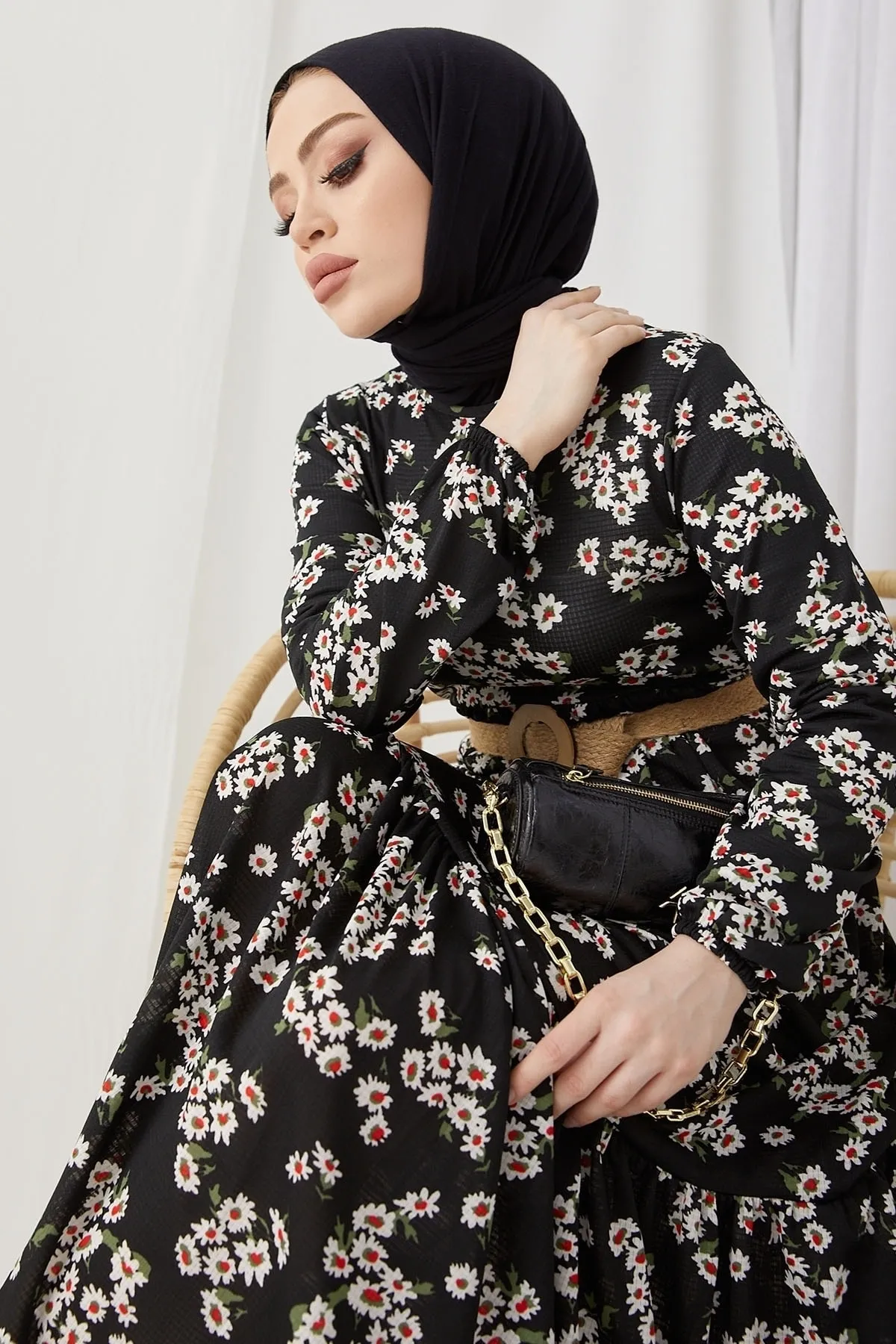 InStyle  Lesa Hijab-Kleid mit Blumenstrohgürtel – Schwarz