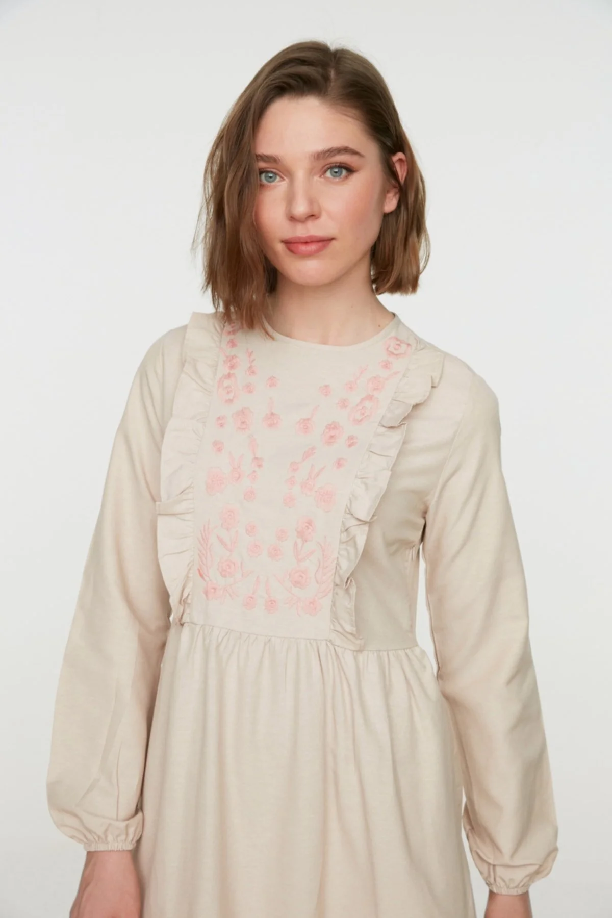 Trendyol Modest  Beiges, gewebtes Kleid mit Rüschendetails und Stickereien TCTSS22EB0004