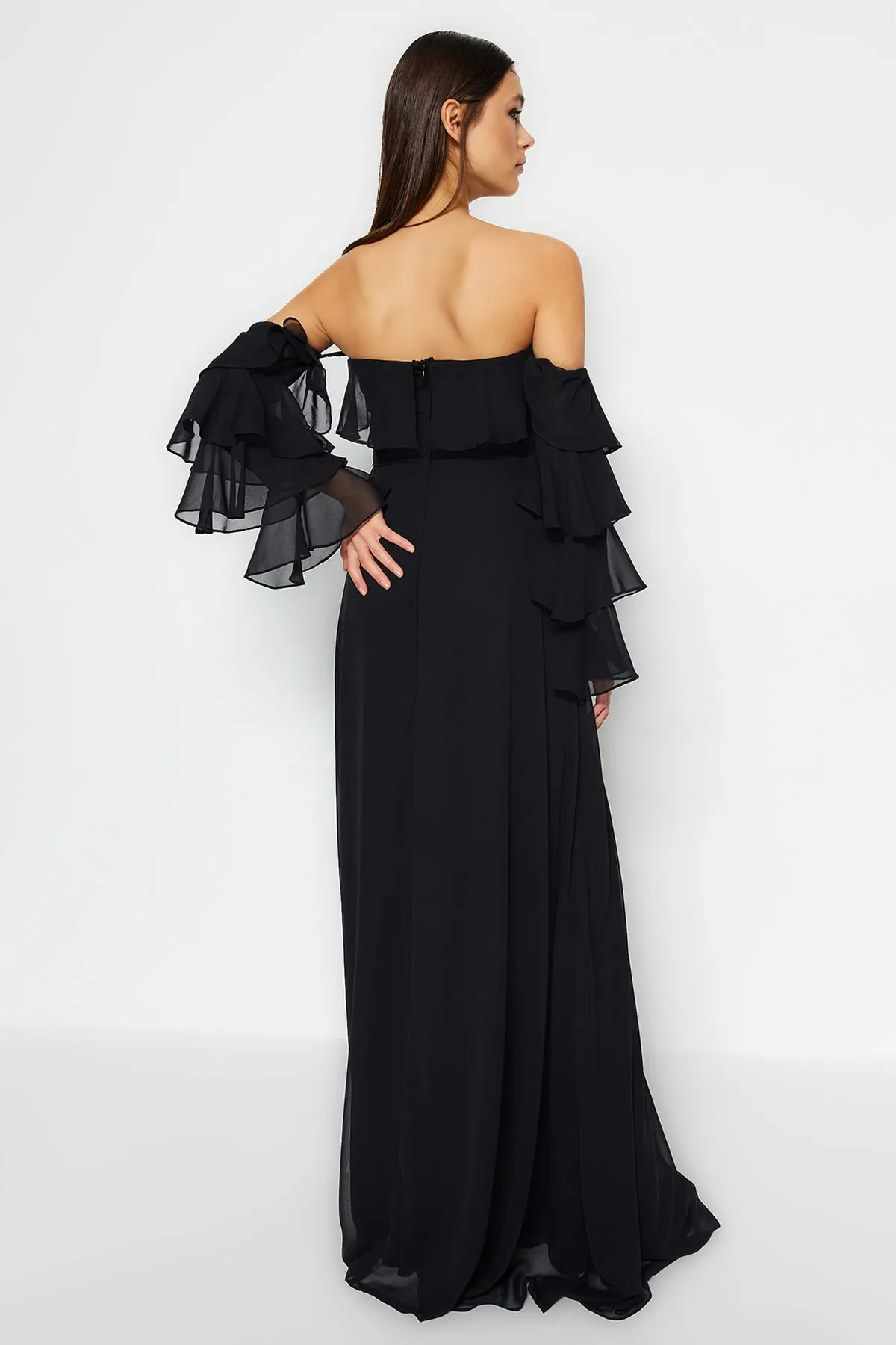 Trendyol Collection  Schwarzes langes Abendkleid aus Chiffon mit Taillenöffnung/Skater-Futter TPRSS23AE00084