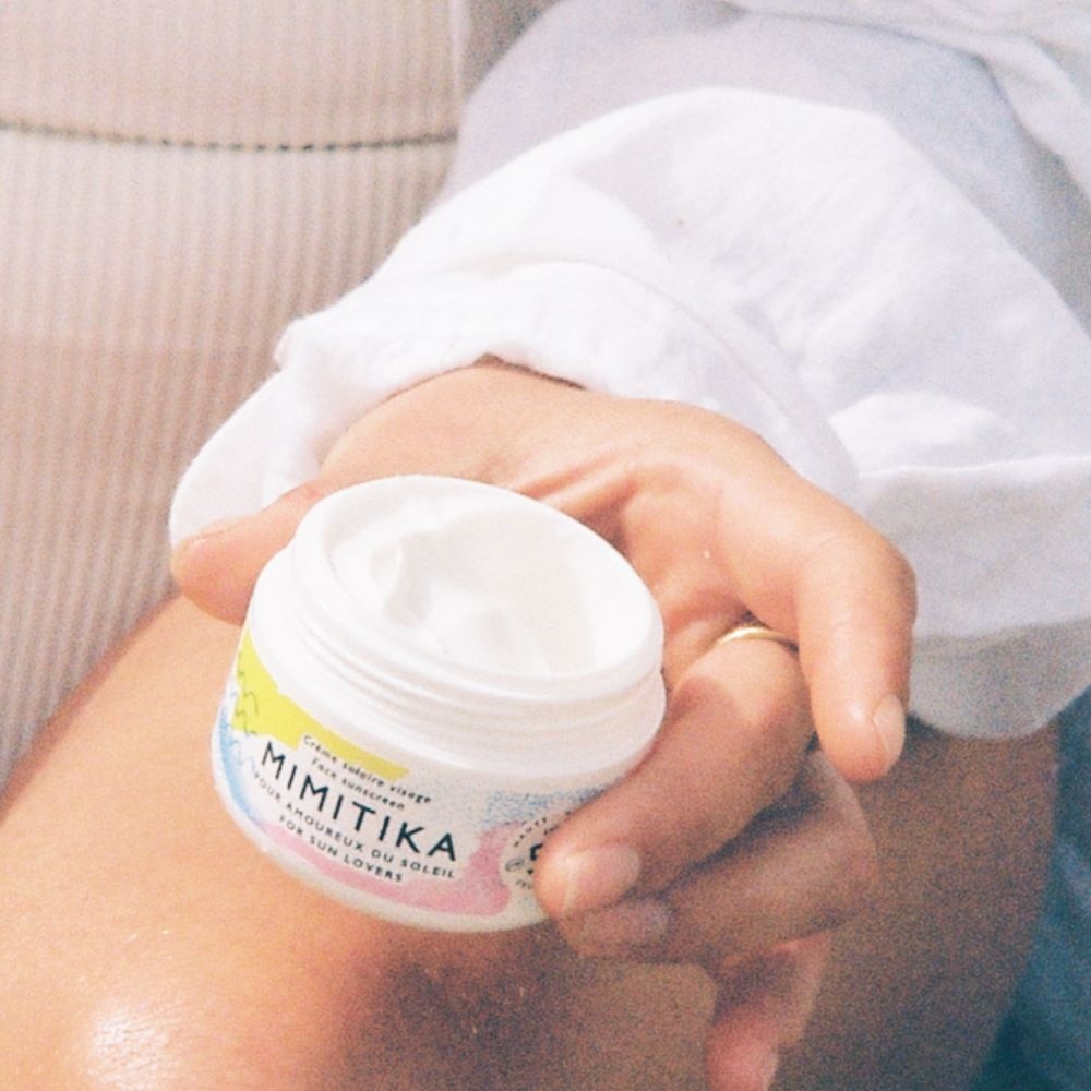 Mimitika Crème Solaire Visage SPF50 Associe une haute protection SPF50 et le confort d’une crème de jour classique.