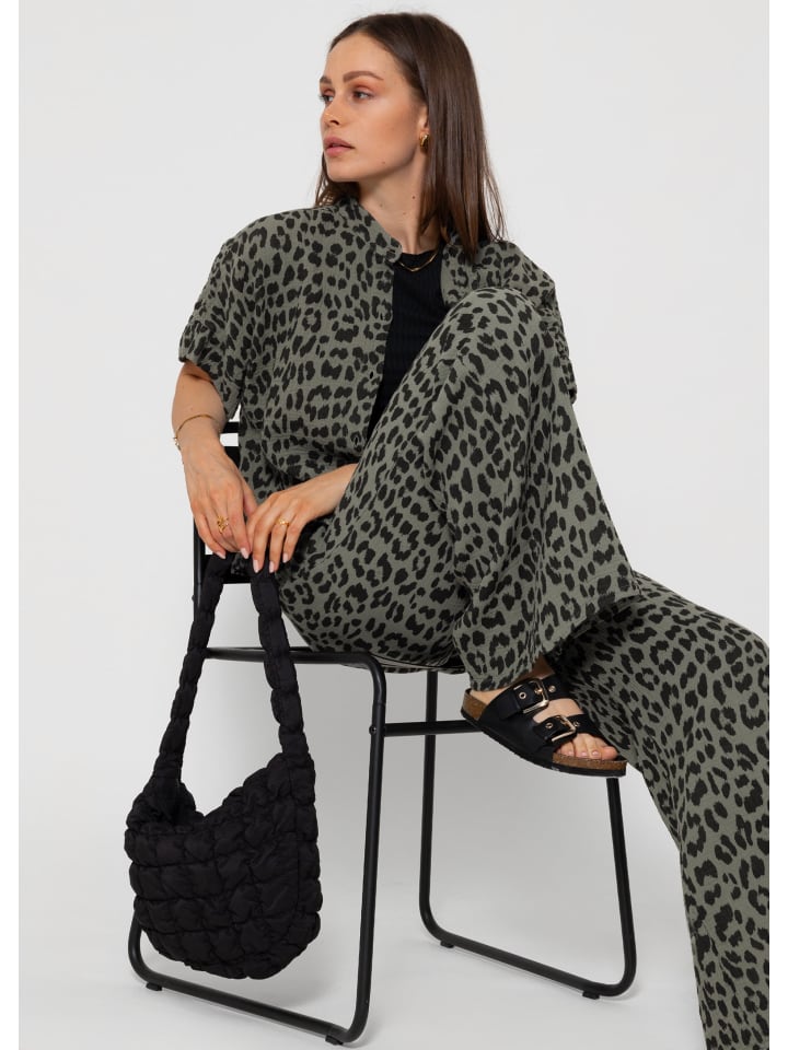 SASSYCLASSY Musselin Pants mit weitem Bein in Leo-Print in Khaki günstig kaufen
