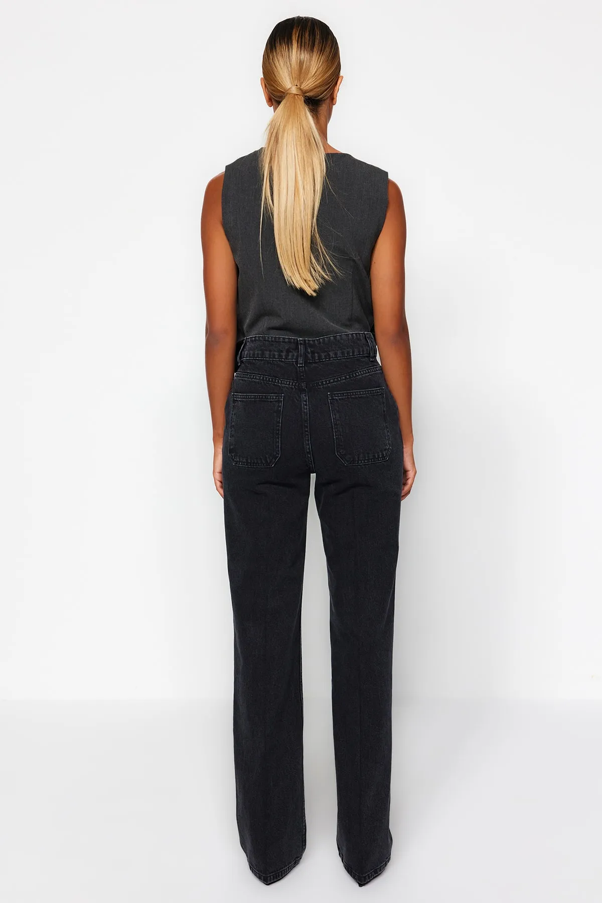 Trendyol Collection  Schwarze Jeans mit hoher Taille und weitem Bein und Taschendetail TWOAW24JE00006