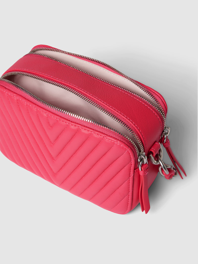 Umhängetasche mit Ziernähten Modell 'ELLA' in fuchsia