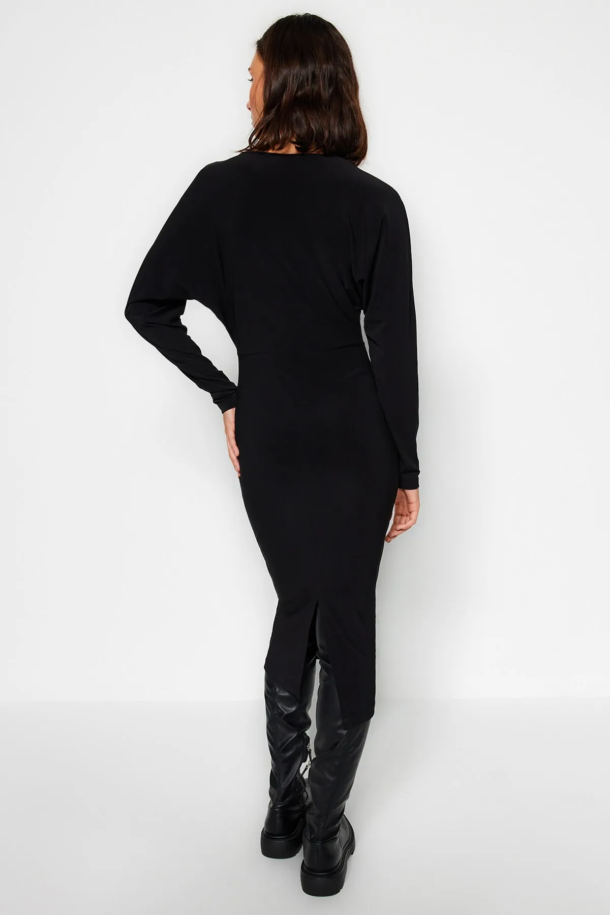 Trendyol Collection  Schwarzes, eng anliegendes, flexibles Midi-Strickkleid mit Fledermausärmeln TWOAW24EL00198