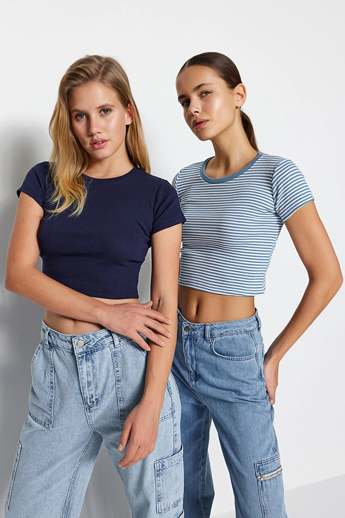 Trendyol Collection  Blau gestreift-Marineblau, einfarbig, 2er-Pack taillierte, kurz geschnittene, schnurgebundene Strickbluse TWOSS23BZ00388