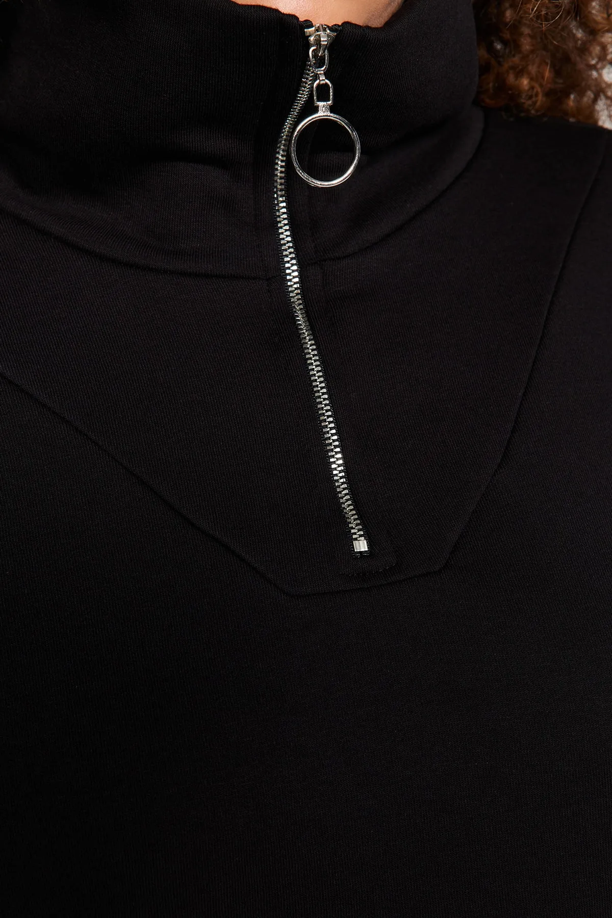Trendyol Curve  Schwarzes, dickes Fleece-Innenseite-Strick-Sweatshirt mit Reißverschluss TBBAW24AO00017