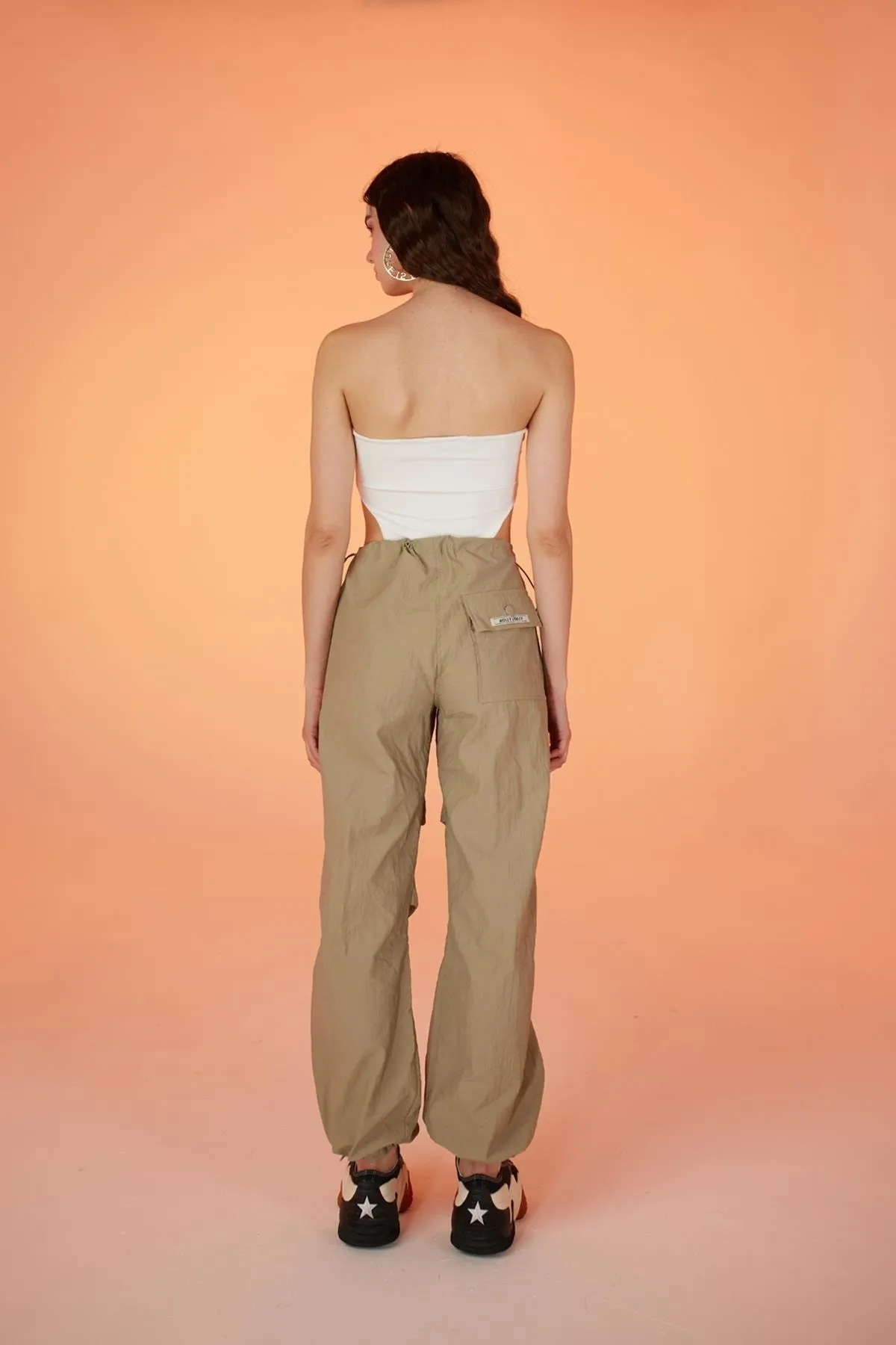 HOLLY LOLLY  Elastische Fallschirmhose mit verstellbarer Taille und Beinen in Beige