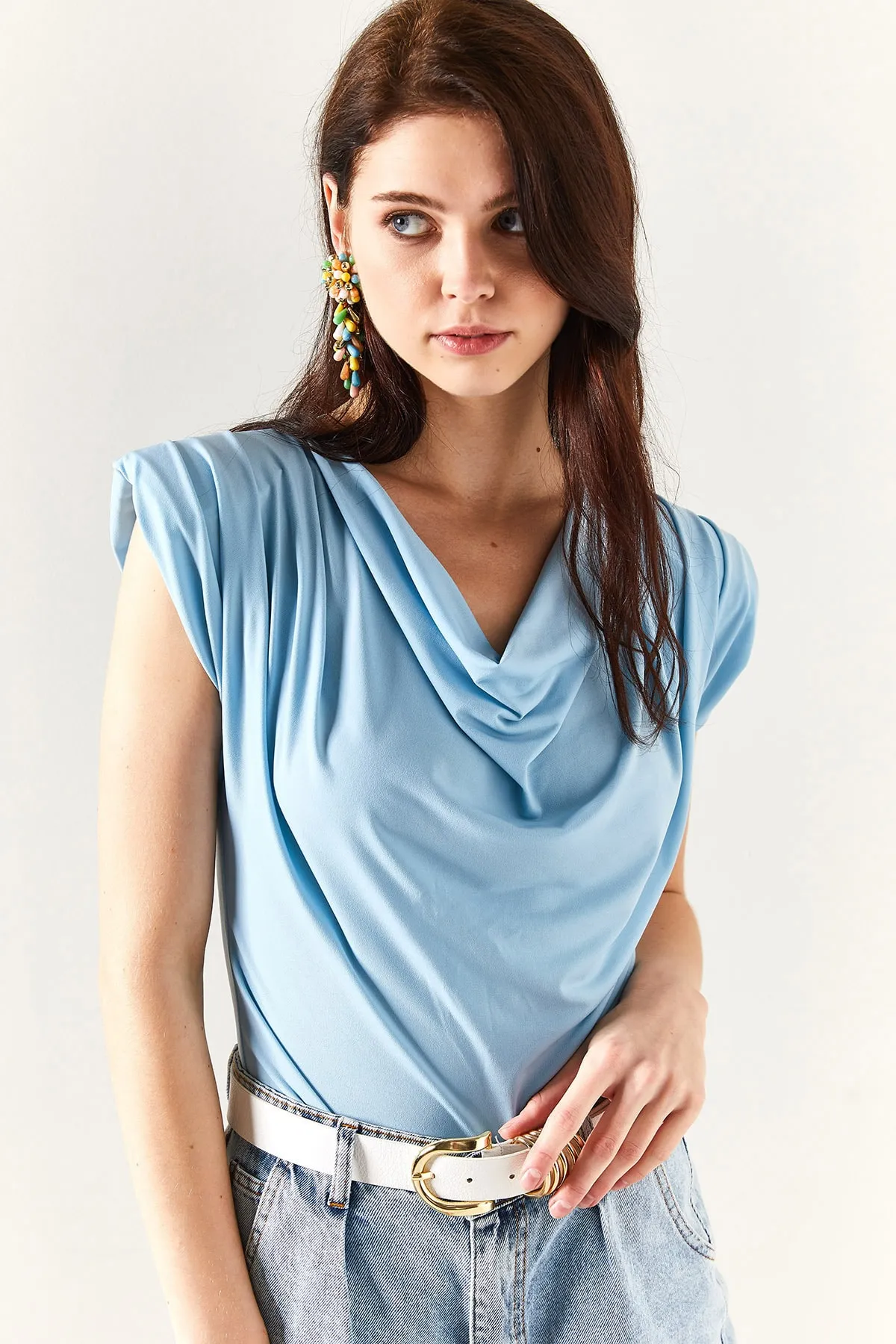 Olalook  Babyblaue, lockere Damenbluse mit gepolstertem Kragen BLZ-19002217