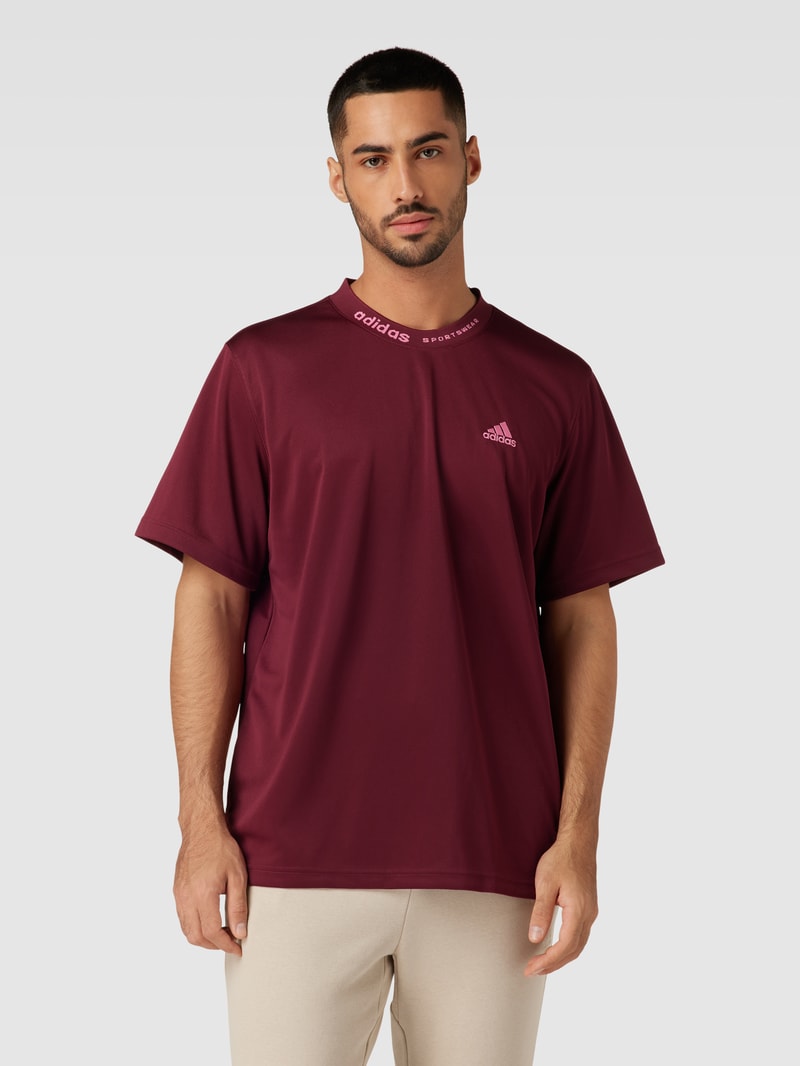 T-Shirt mit Label-Stitching in bordeaux rot