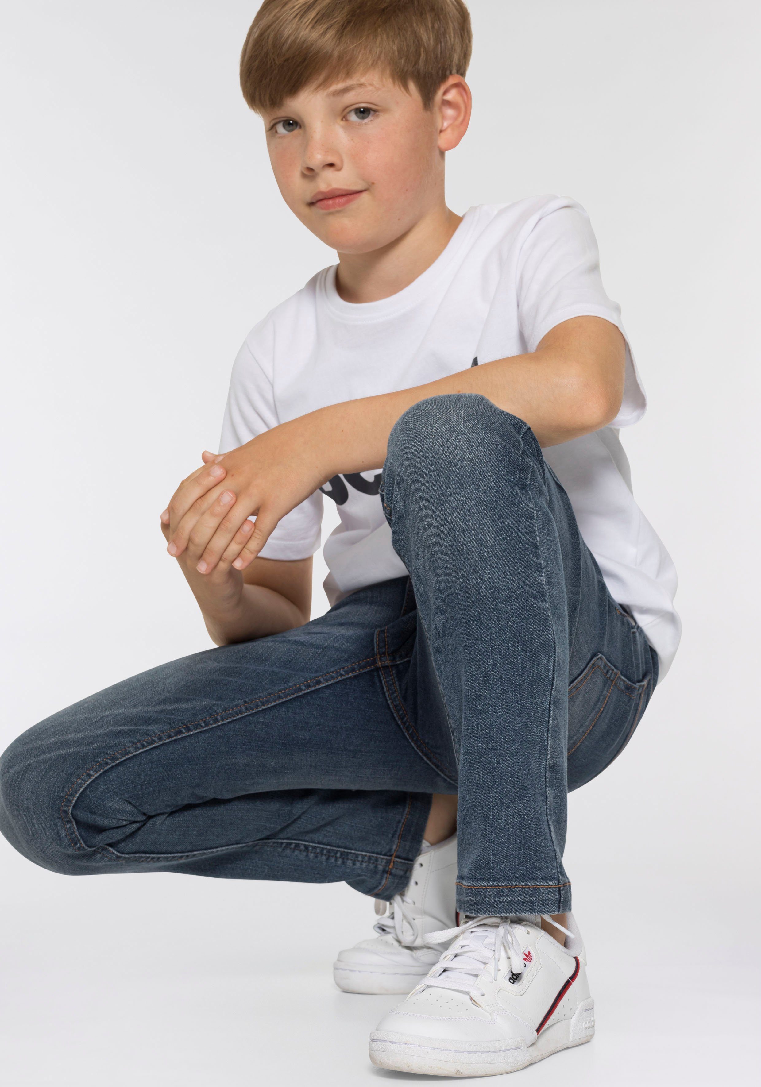 Bench. Stretch-Jeans regular fit mit schmalem Bein