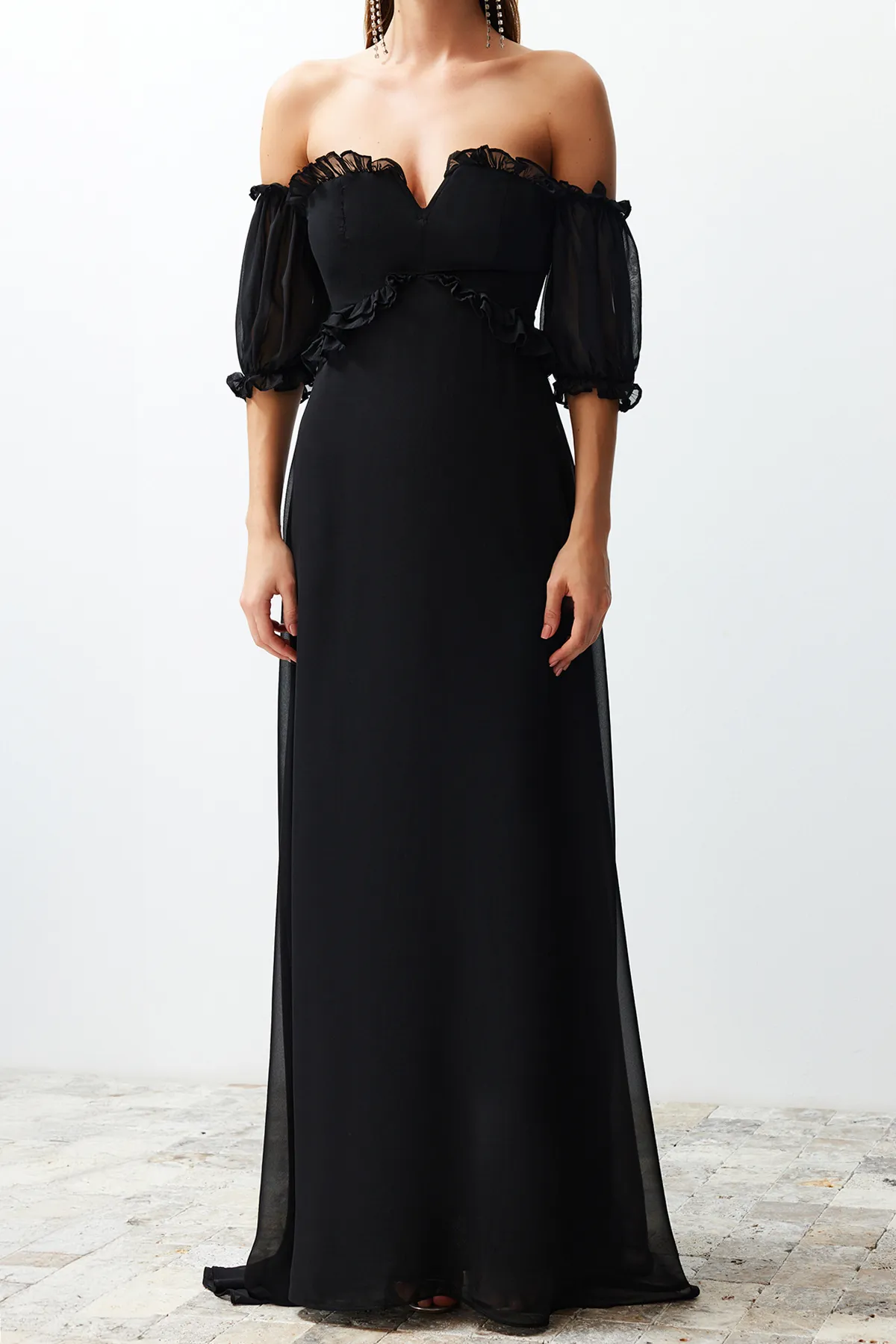 Trendyol Collection  Schwarzes, gefüttertes, langes Abendkleid aus Chiffon TPRSS22AE00047