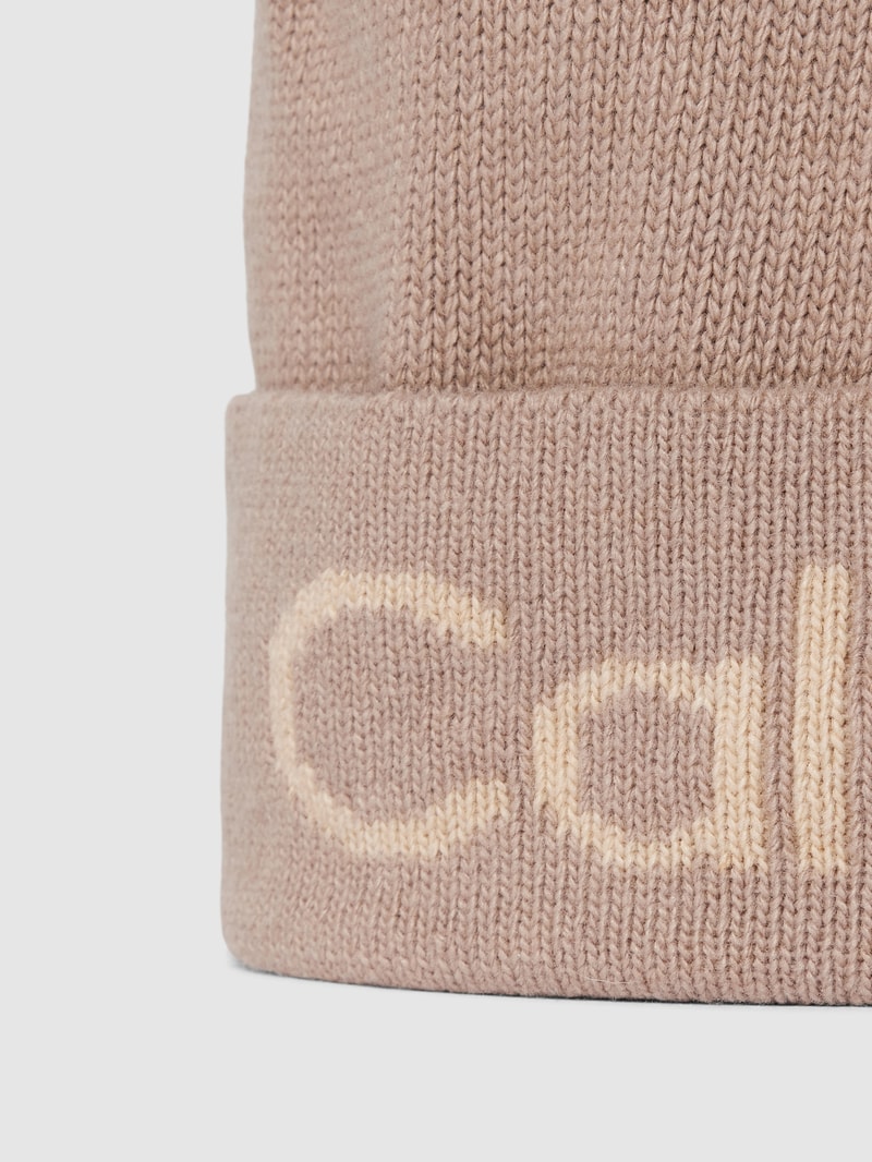 Beanie mit breitem Umschlag und Label-Detail in beige