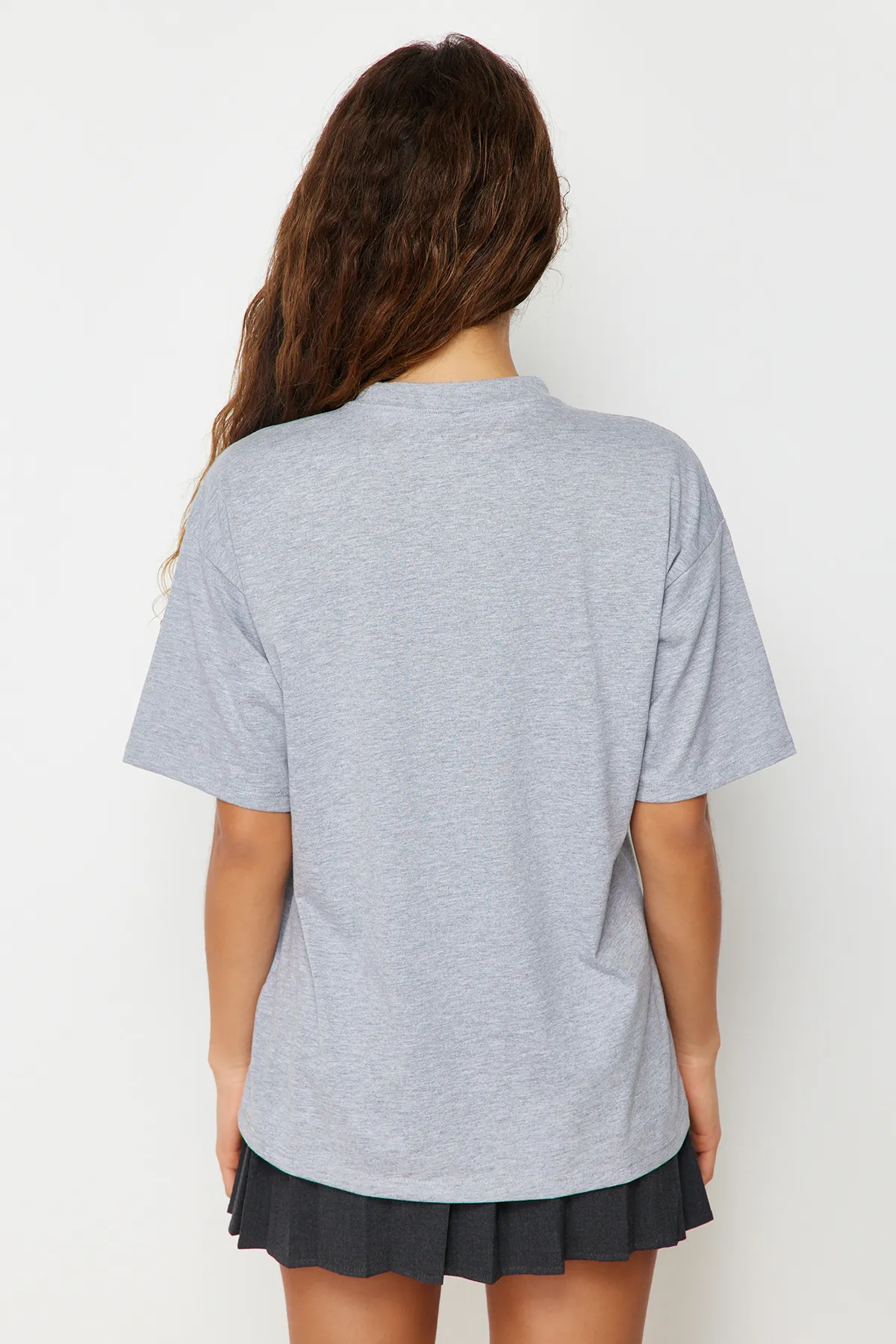 Trendyol Collection  Grau meliertes Premium-Strick-T-Shirt in Übergröße/weiter Passform mit Rundhalsausschnitt TWOSS23TS00040
