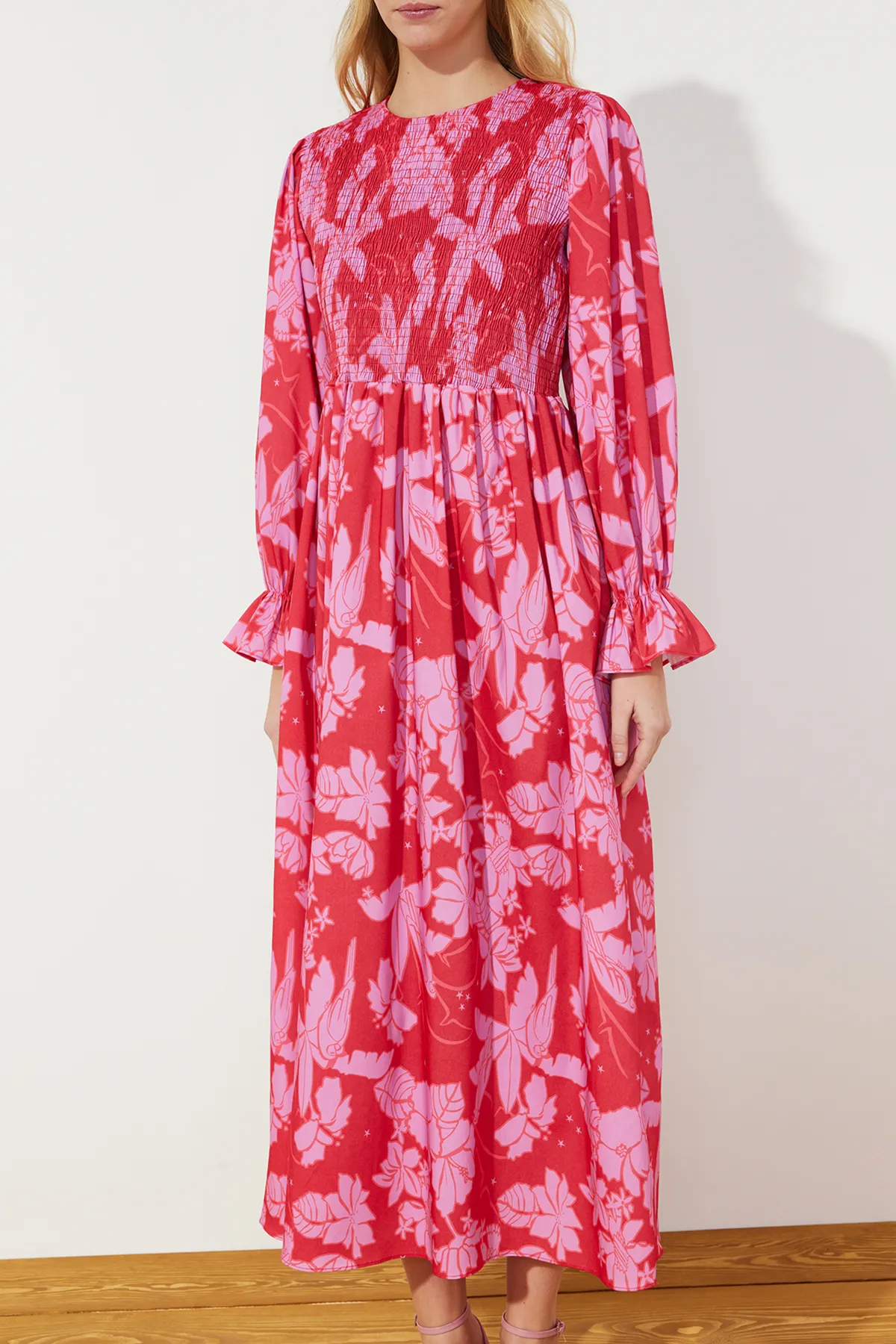 Trendyol Modest  Rotes, mit Blumenmuster bedrucktes Gimped-Webkleid in Übergröße TCTSS24EB00109