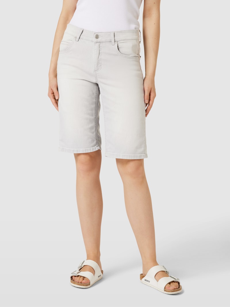 Jeansshorts mit Label-Patch in hellgrau