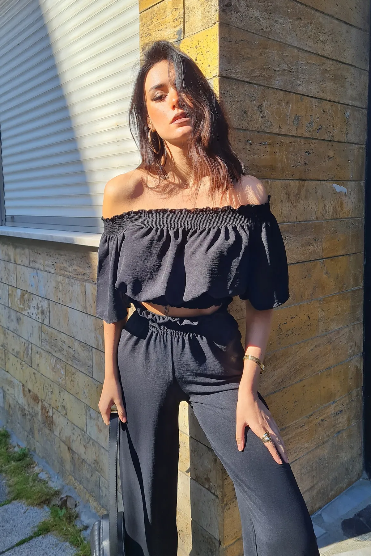 Trend Alaçatı Stili  Schwarze Bluse mit Madonna-Kragen an Schultern und Taille und Aerobin-Hosenanzug für Damen, GD08080
