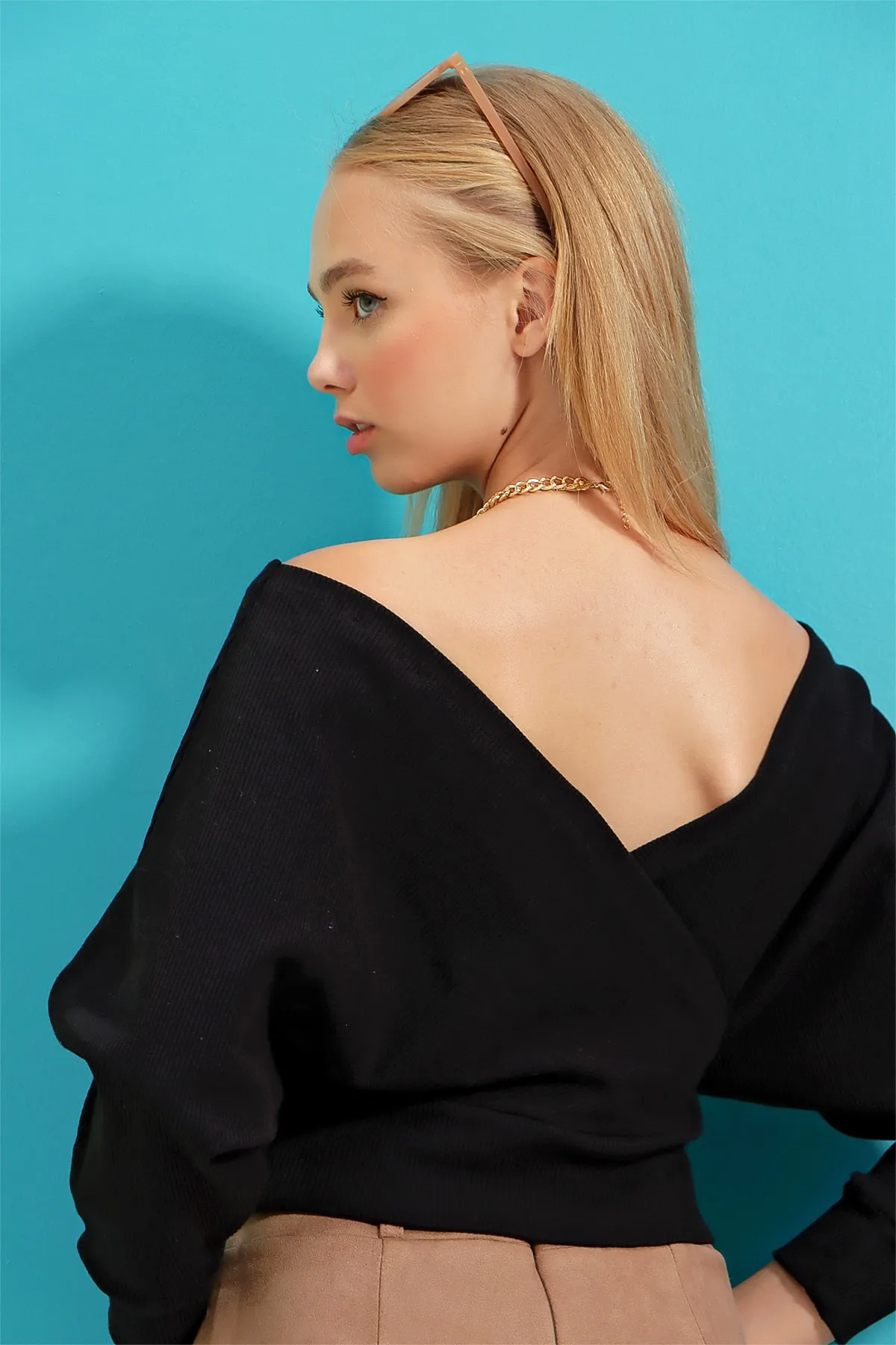 Trend Alaçatı Stili  Schwarze zweireihige Damenbluse mit V-Ausschnitt vorne und hinten ALC-019-053-BLZ