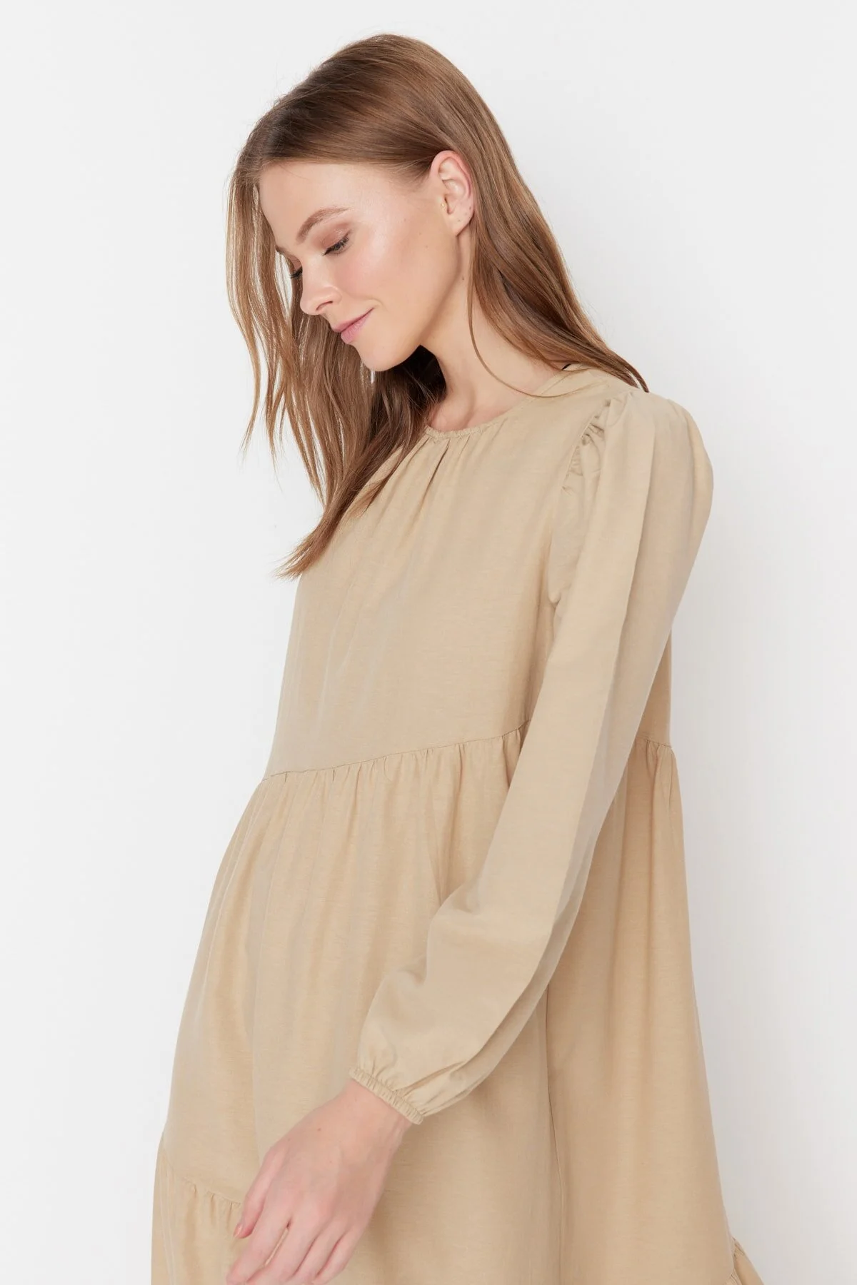Trendyol Modest  Nerzfarbenes, detailliertes, weit geschnittenes Baumwollkleid mit Raffungen TCTSS21EL3470