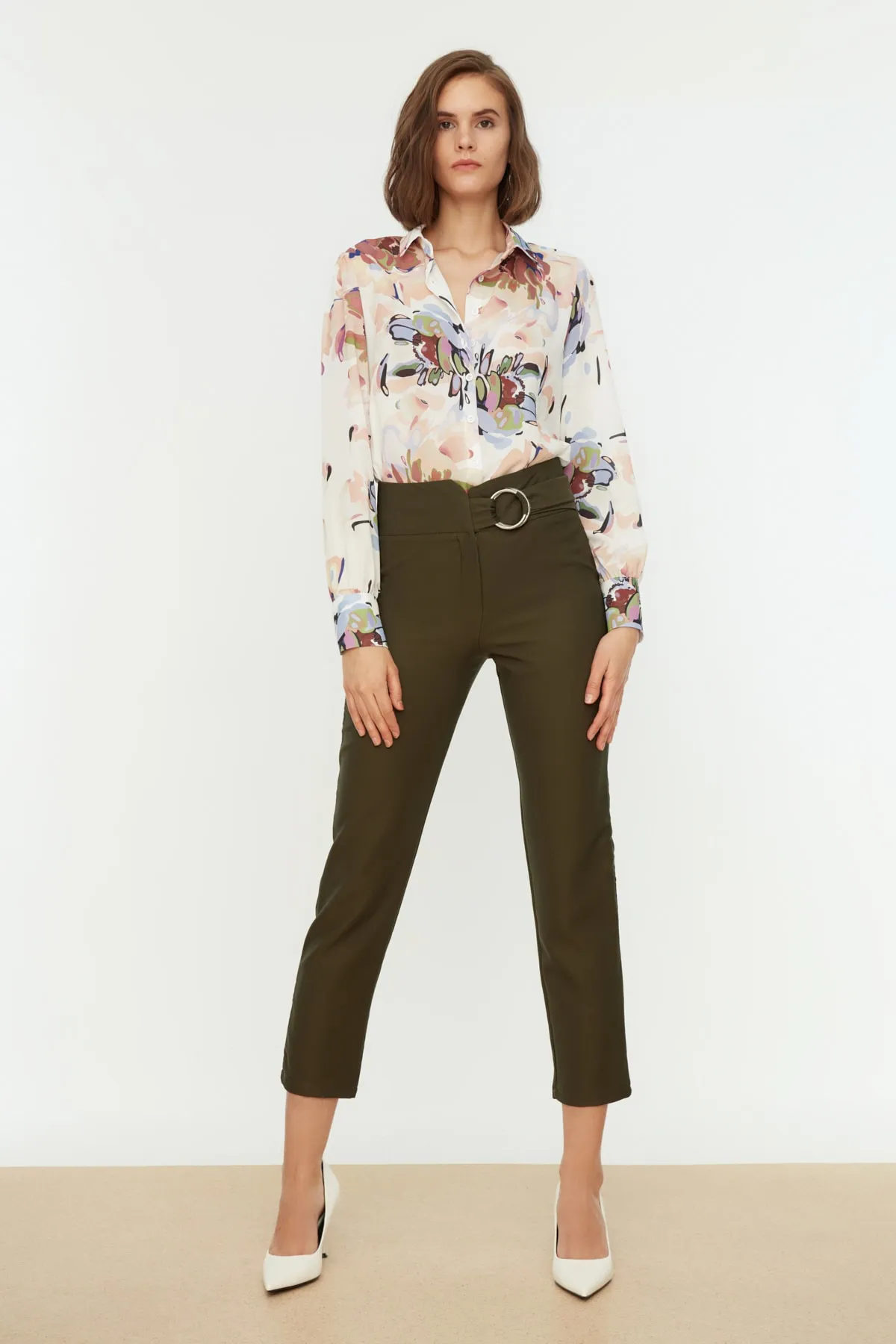 Trendyol Collection  Khakifarbene gewebte Hose mit Gürtel TWOAW20PL0600