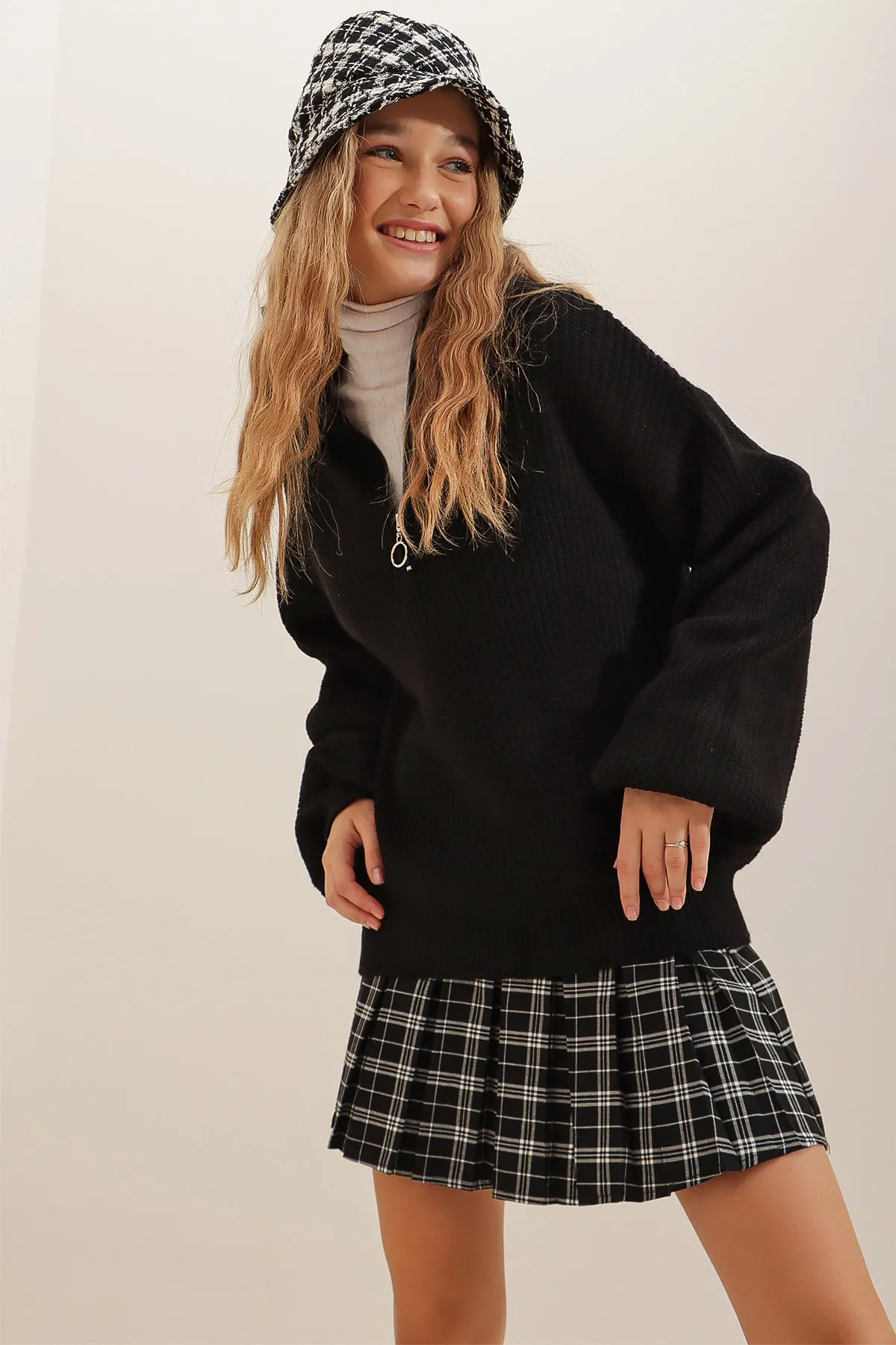 Trend Alaçatı Stili  Schwarzer Damen-Strickpullover Thessaloniki mit Stehkragen und Reißverschluss vorne ALC-X7222