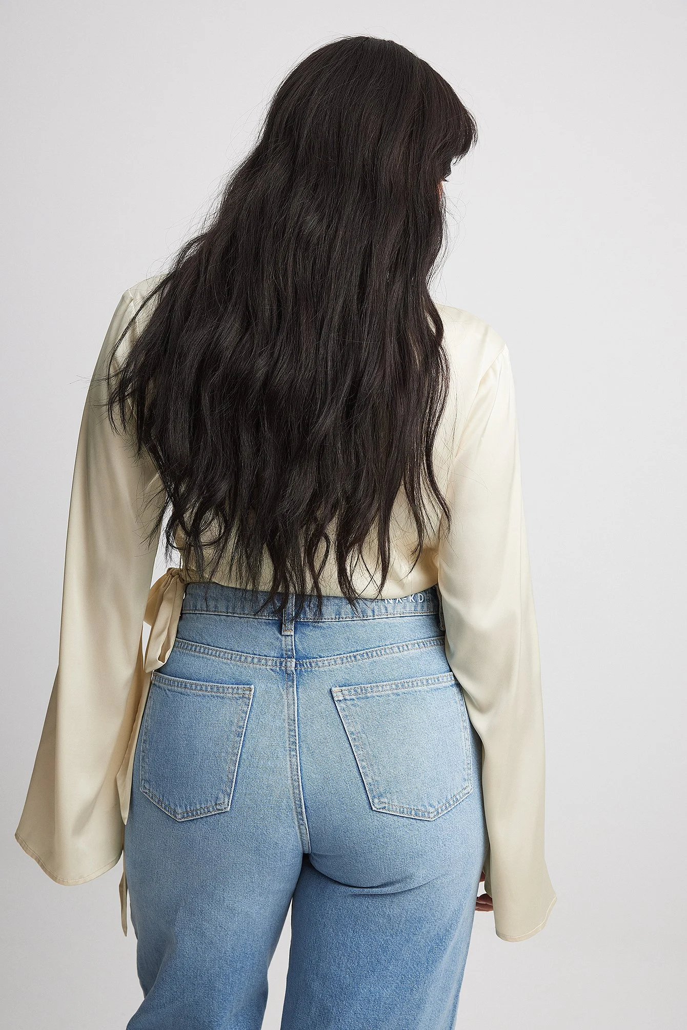 Wickelbluse aus Satin mit Trompetenärmeln