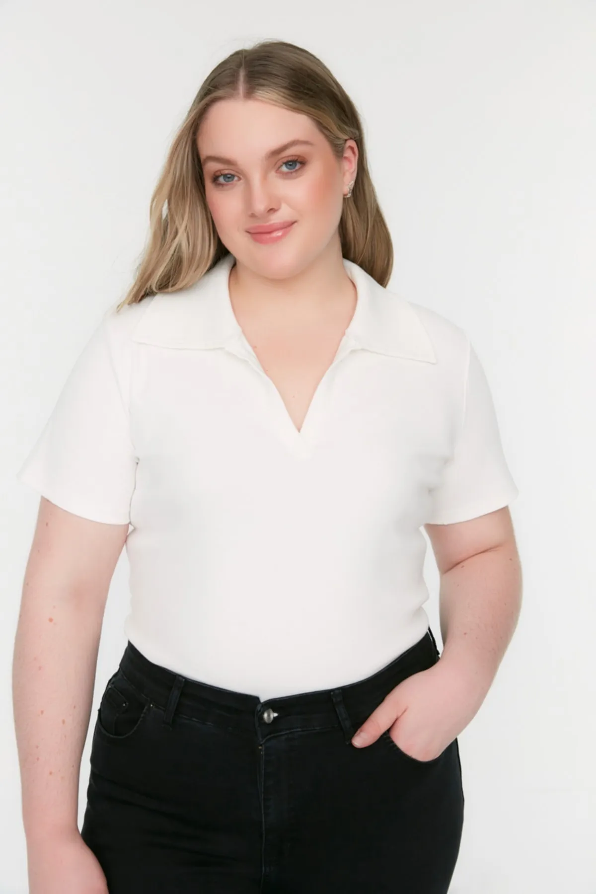Trendyol Curve  Weiße schnurgebundene Strickbluse TBBSS22BZ0750