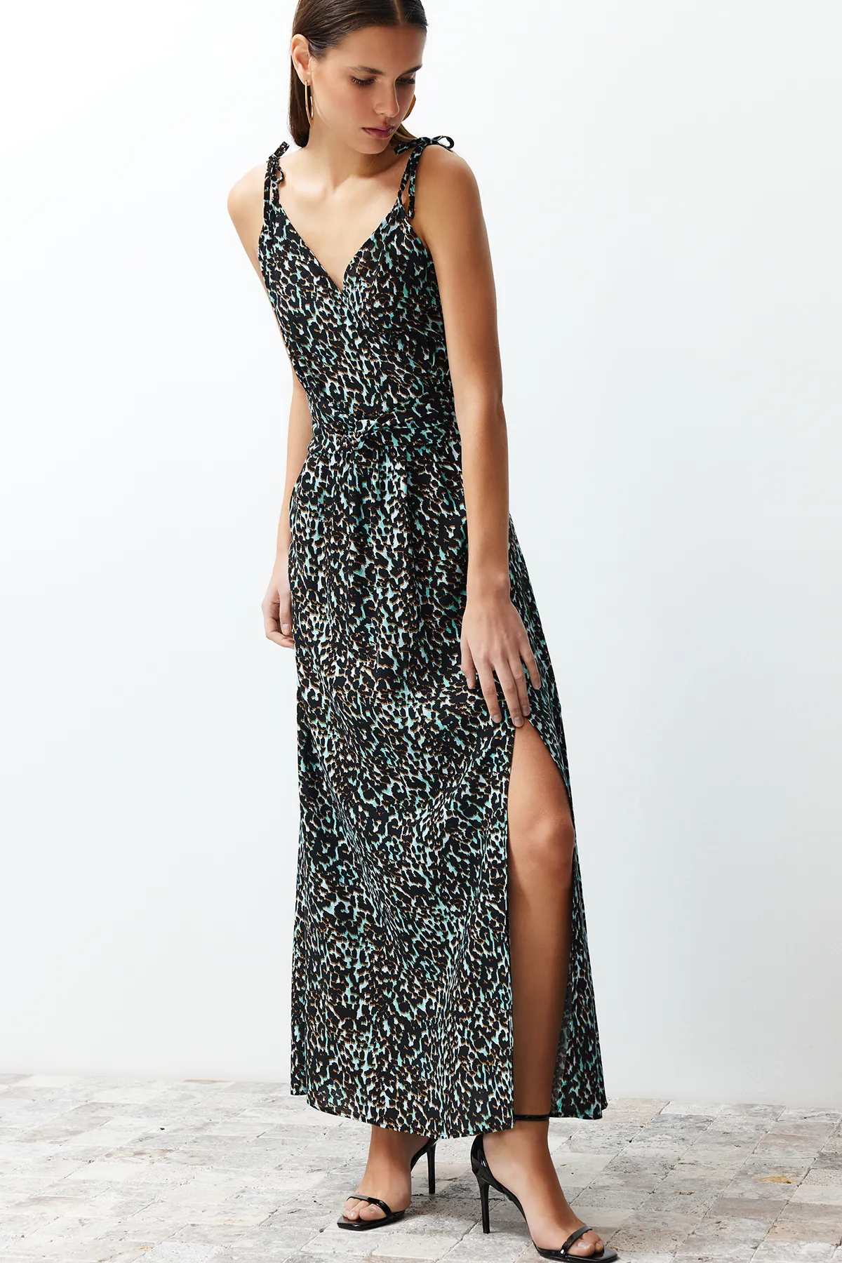 Trendyol Collection  Blaues Maxi-Webkleid mit Leopardenmuster, A-Linien-Schlitz und detailliertem Detail TWOSS23EL01892