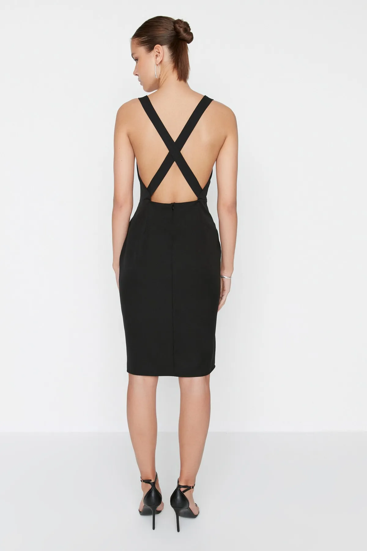 Trendyol Collection  Schwarzes, gewebtes Kleid mit Trägern TWOSS22EL00533