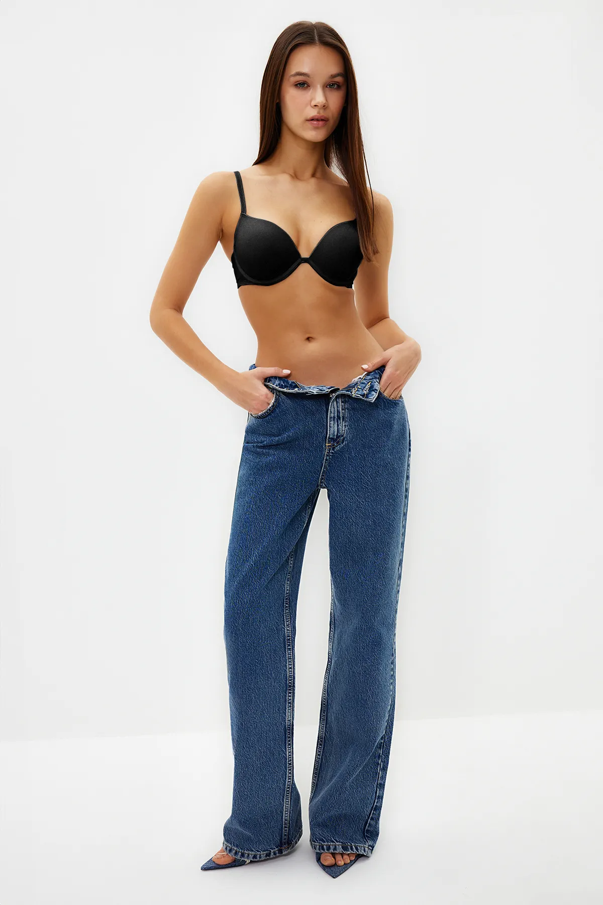 Trendyol Collection  Schwarzer T-Shirt-BH mit extra Push-Up-Effekt und String-Trägern, Strick-BH THMAW22SU0004