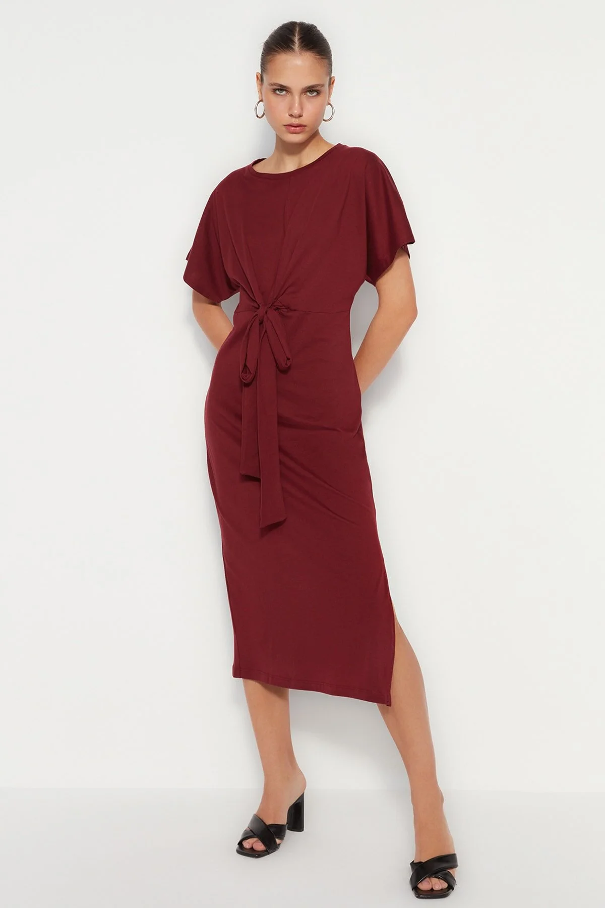 Trendyol Collection  Burgunderrotes, tailliertes Midi-Bleistiftkleid aus 100 % Baumwolle mit Schlitz und Bindedetail TWOSS21EL0404