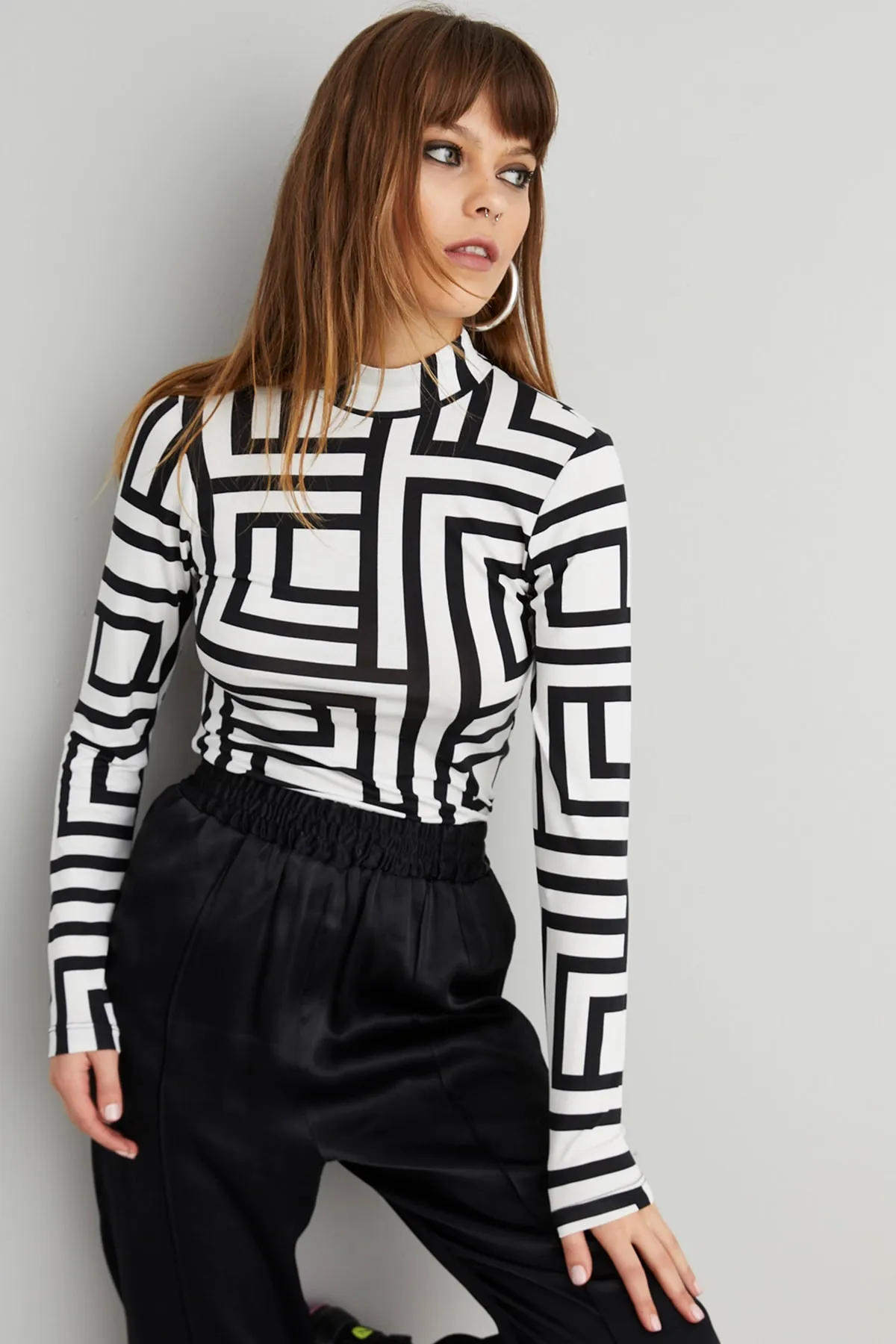 Cool & Sexy  Schwarz-weiße Damenbluse mit halbem Fischermuster LPP1147