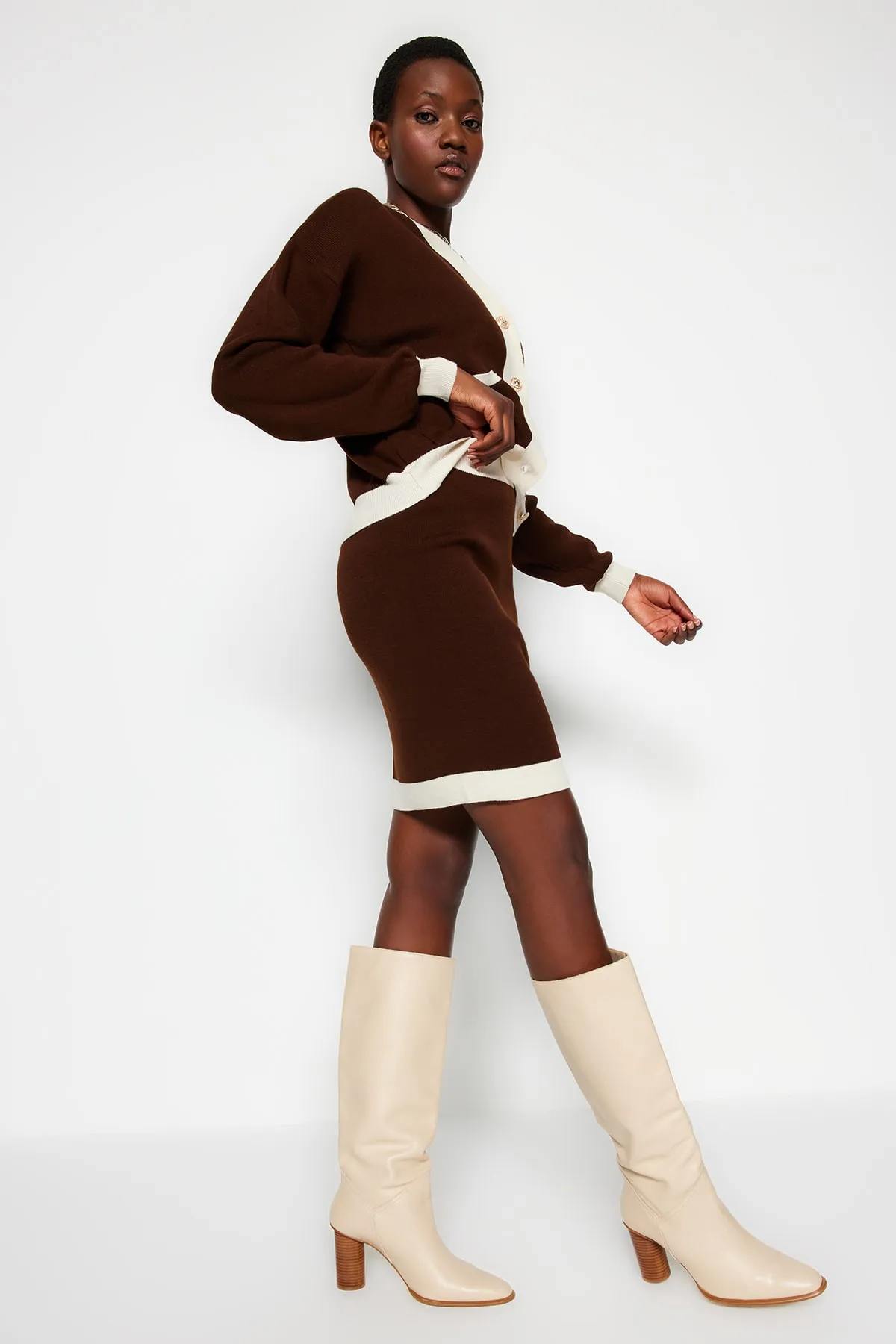 Trendyol Collection  Braunes Strickoberteil- und -unterteil-Set mit Blockfarben TWOAW24AU00034