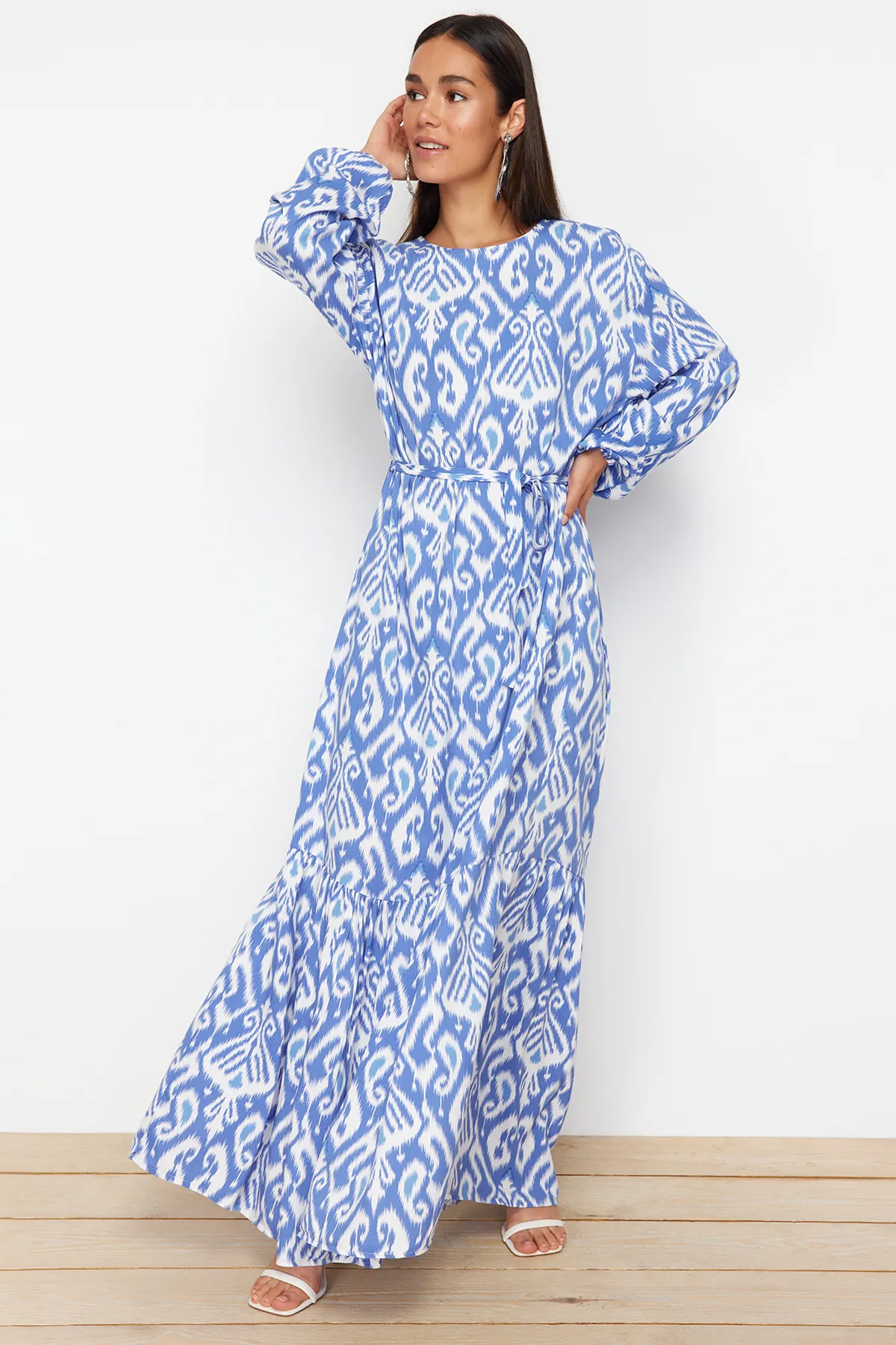 Trendyol Modest  Blaues Kleid aus Viskosegewebe mit Schalkragen und Gürtel TCTSS24EB00240