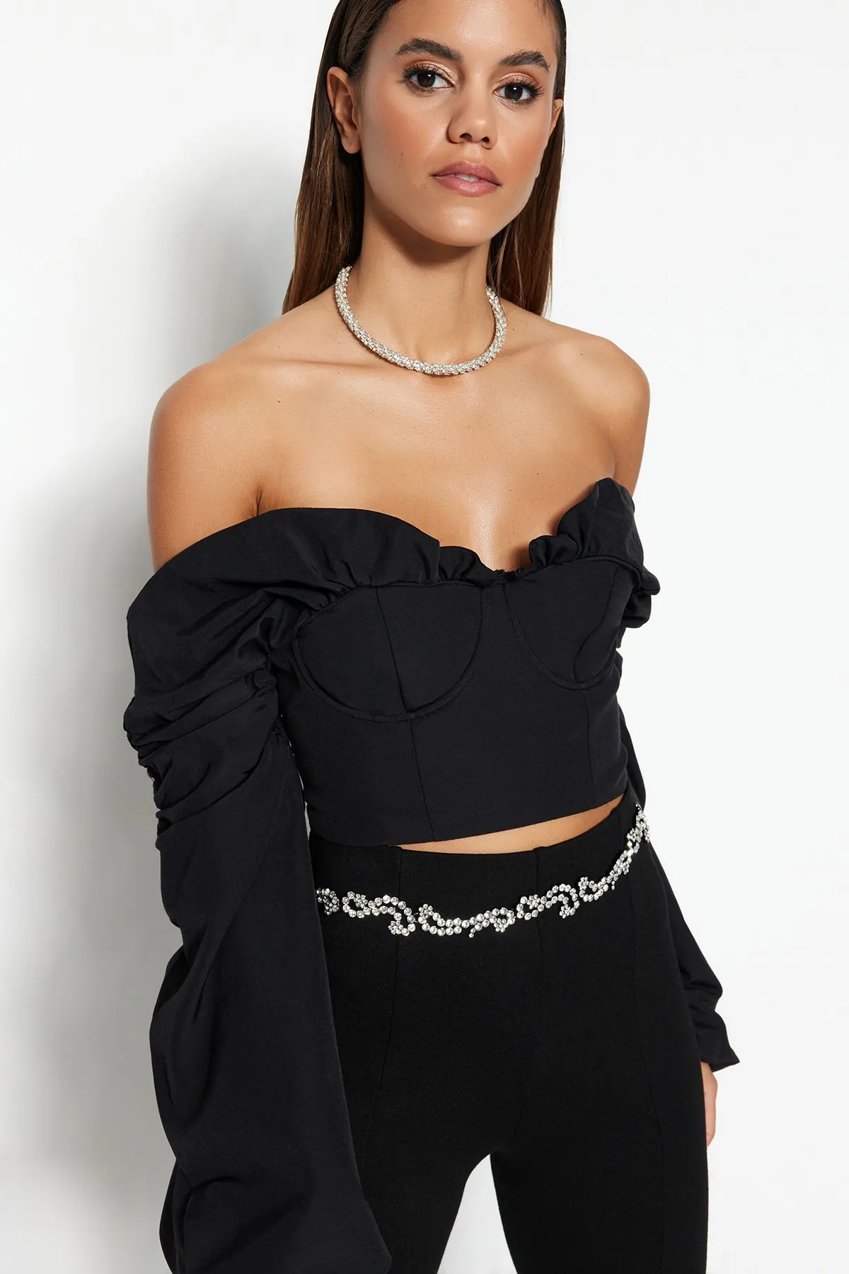 Trendyol Collection  Schwarze, kurz geschnittene, gefütterte Popeline-Bluse TPRSS23BZ00014