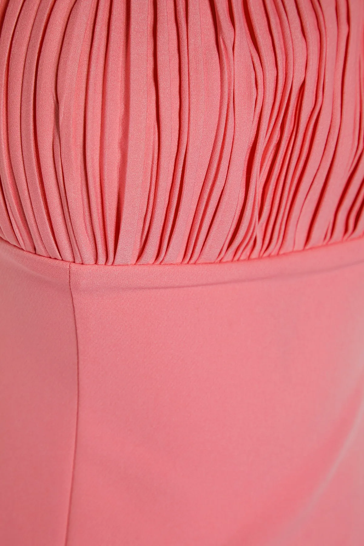 Trendyol Collection  Hellrosa, figurbetontes, gefüttertes Abendkleid aus Webstoff TPRSS22EL3197