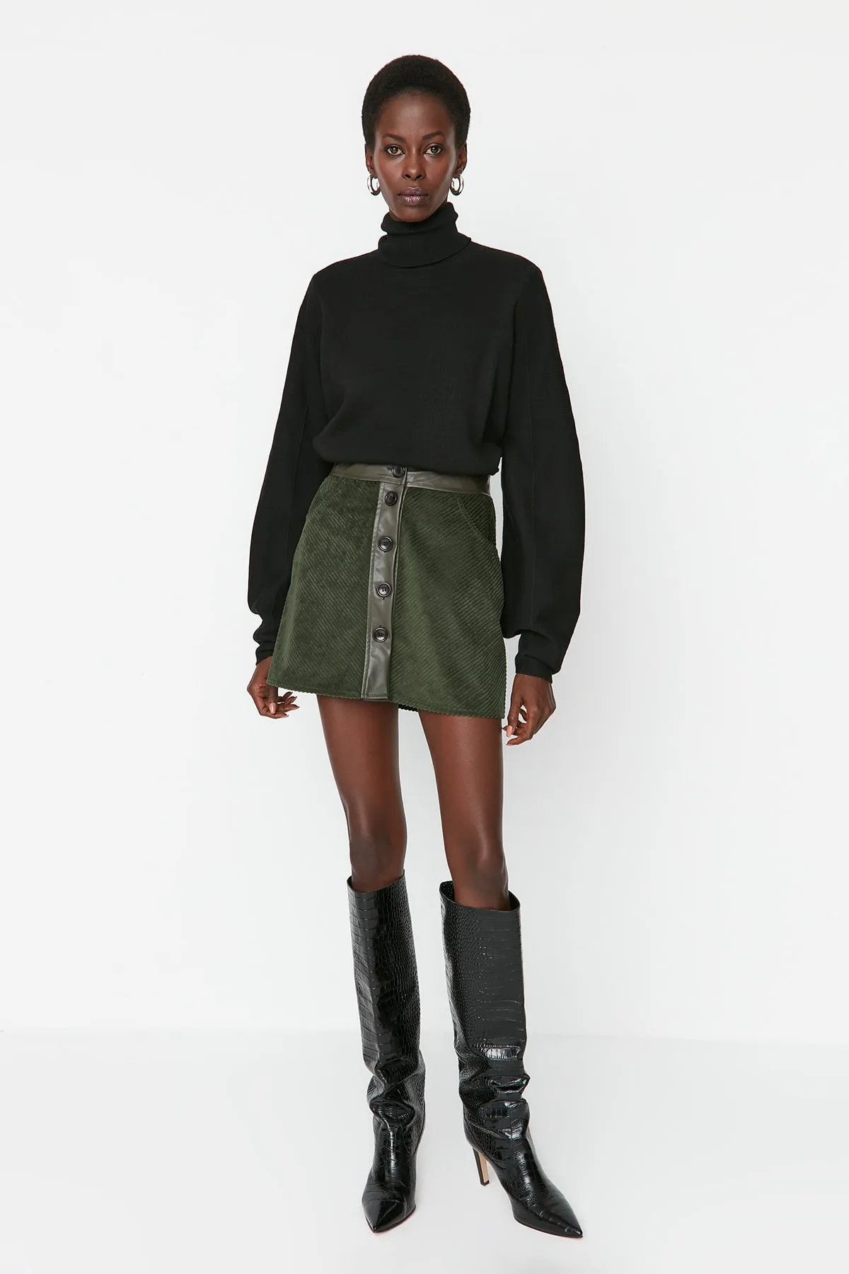 Trendyol Collection  Khakifarbener A-Linien-Minirock aus gewebtem Kunstleder mit Knöpfen TWOAW23ET00255