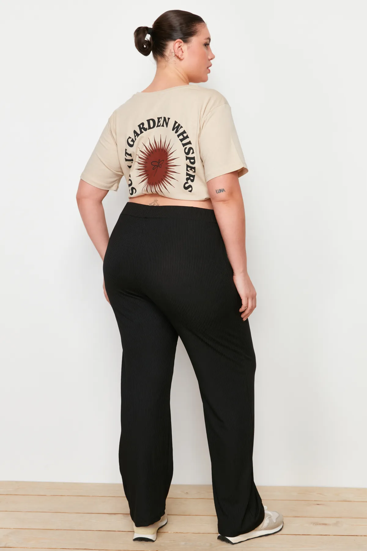 Trendyol Curve  Schwarze, weit geschnittene Strickhose TBSSS23AR00003