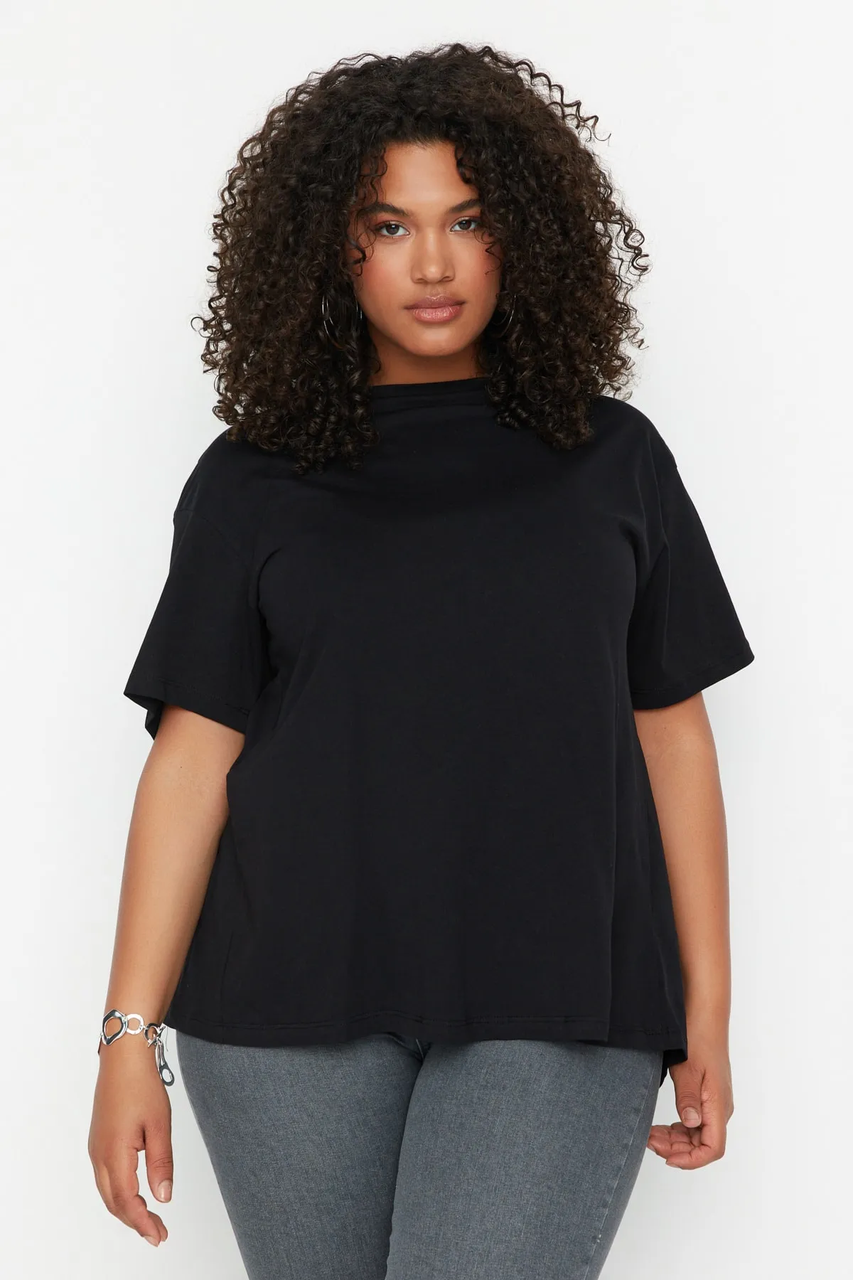 Trendyol Curve  Schwarzes, detailliertes Strick-T-Shirt auf der Rückseite TBSSS22TS0561