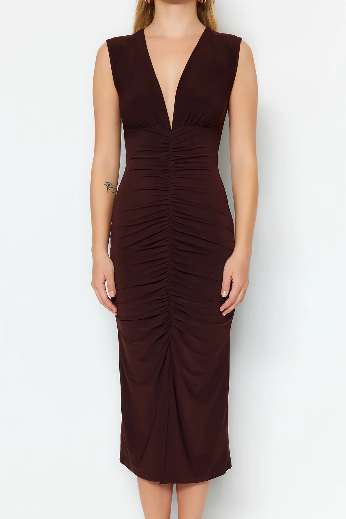 Trendyol Collection  Dunkelbraunes tailliertes/tailliertes Midi-Bleistiftkleid aus flexiblem Strick mit Raffdetail TWOSS23EL00751
