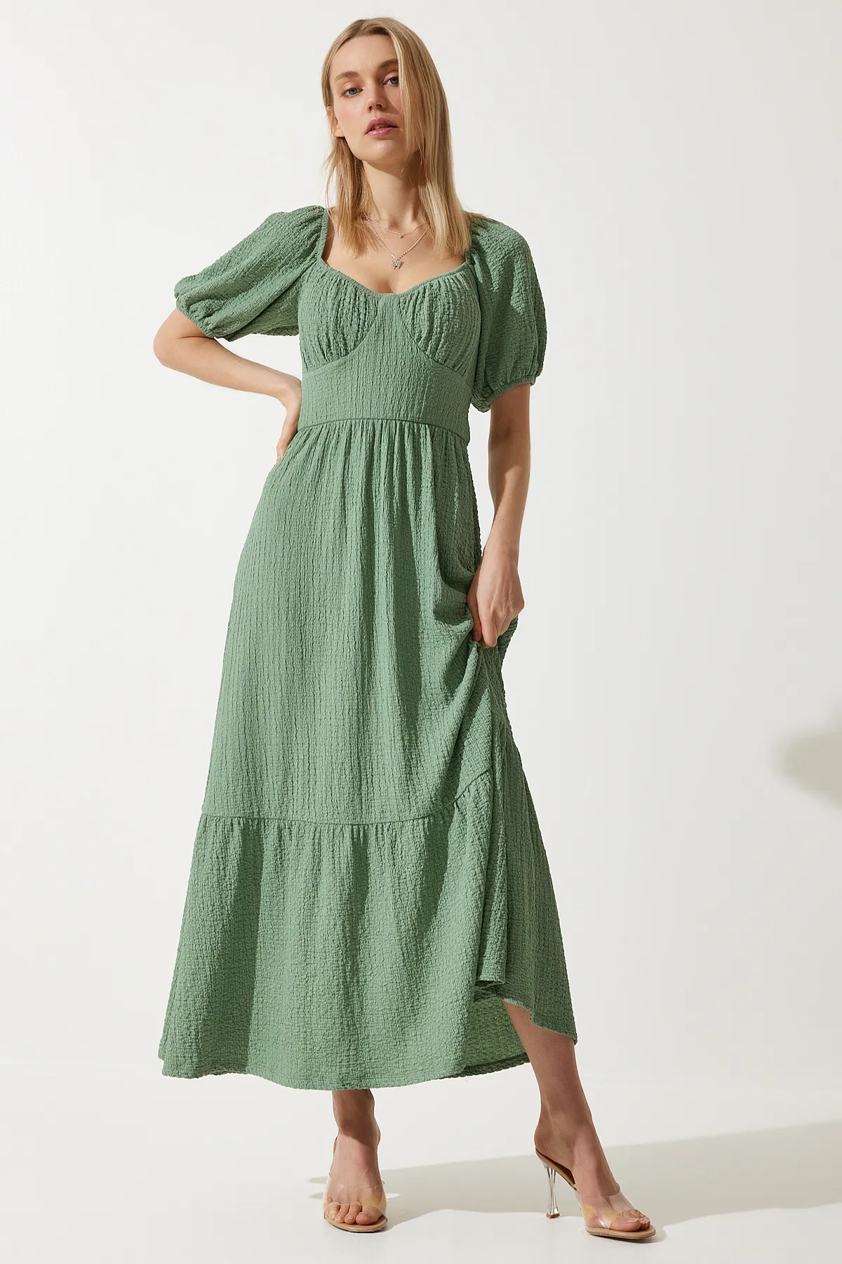 Happiness İstanbul  Strukturiertes Sommerstrickkleid für Damen mit Herzkragen in Grün UB00050