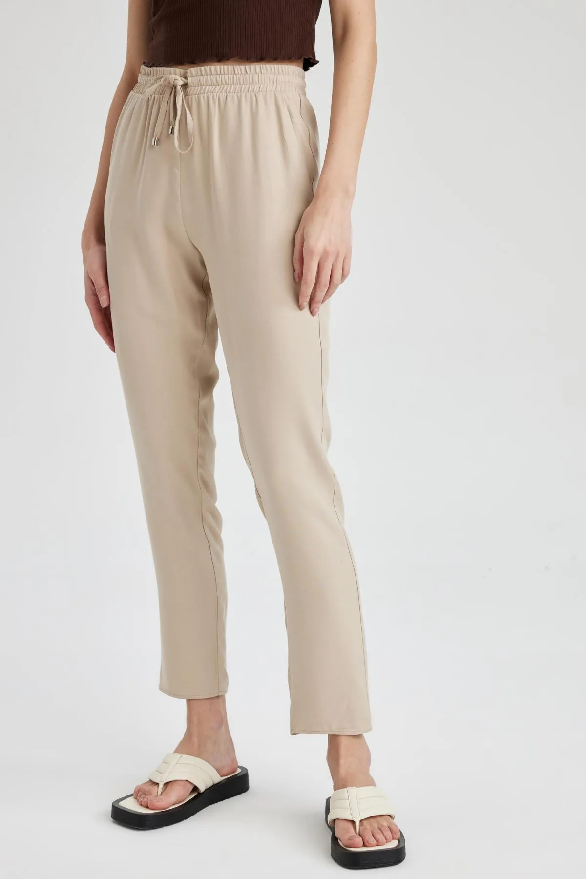 DeFacto  Gewebte Hose mit elastischem Bund und Taschen L3164az23sm