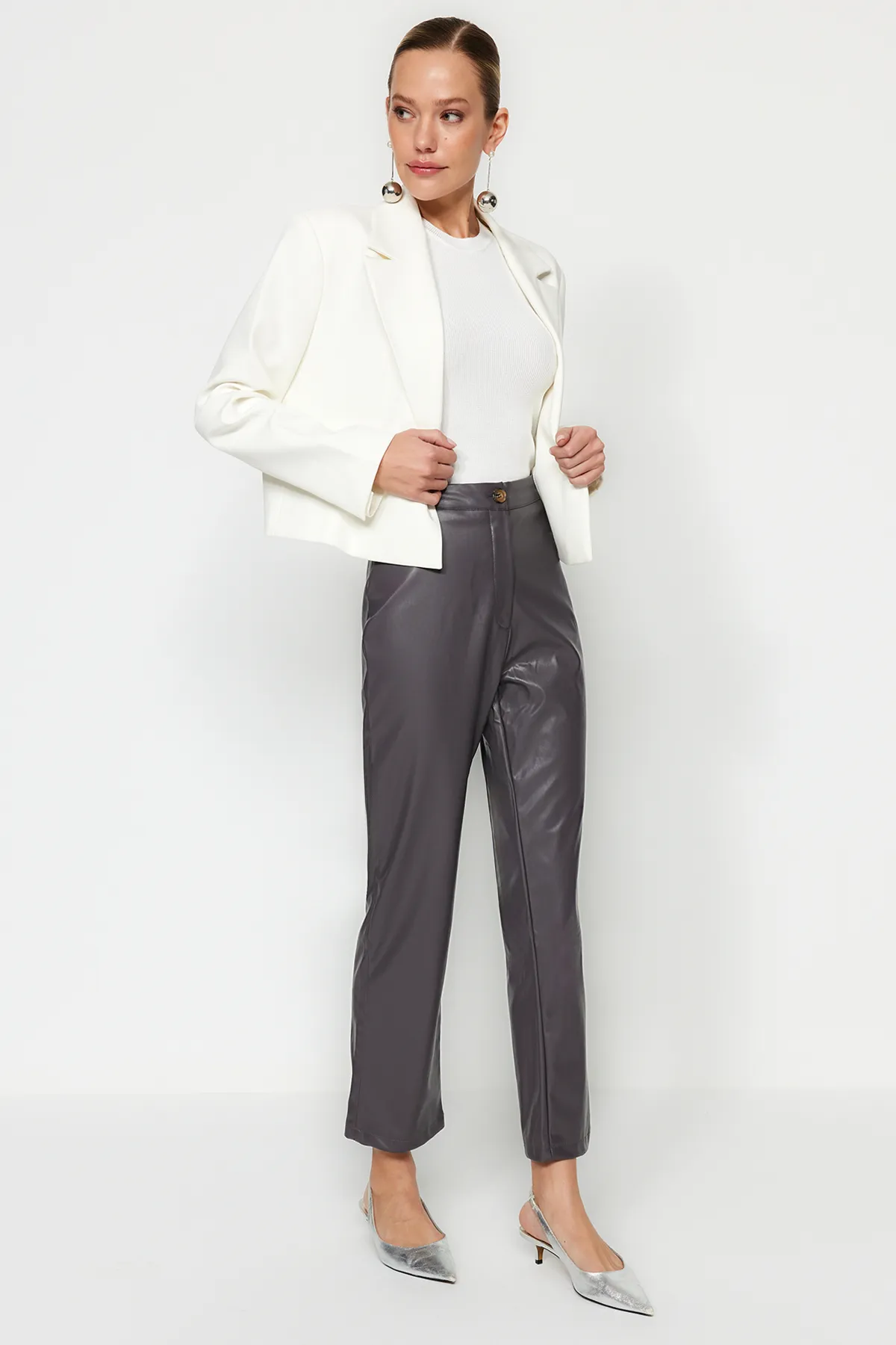 Trendyol Collection  Anthrazitfarbene gerade gewebte Kunstlederhose TWOAW22PL0284
