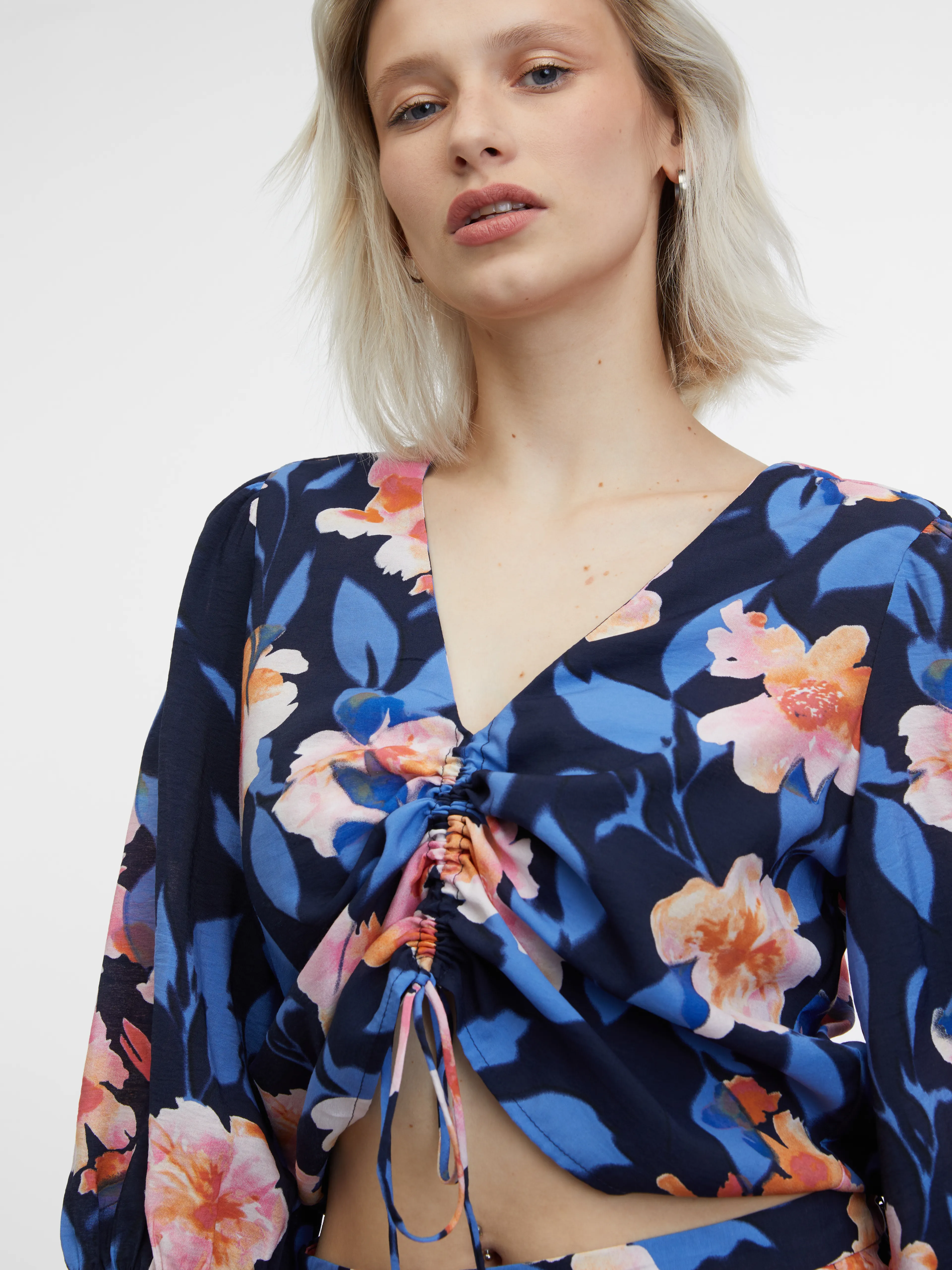 Dunkelblaue Bluse mit Blumenmuster ORSAY