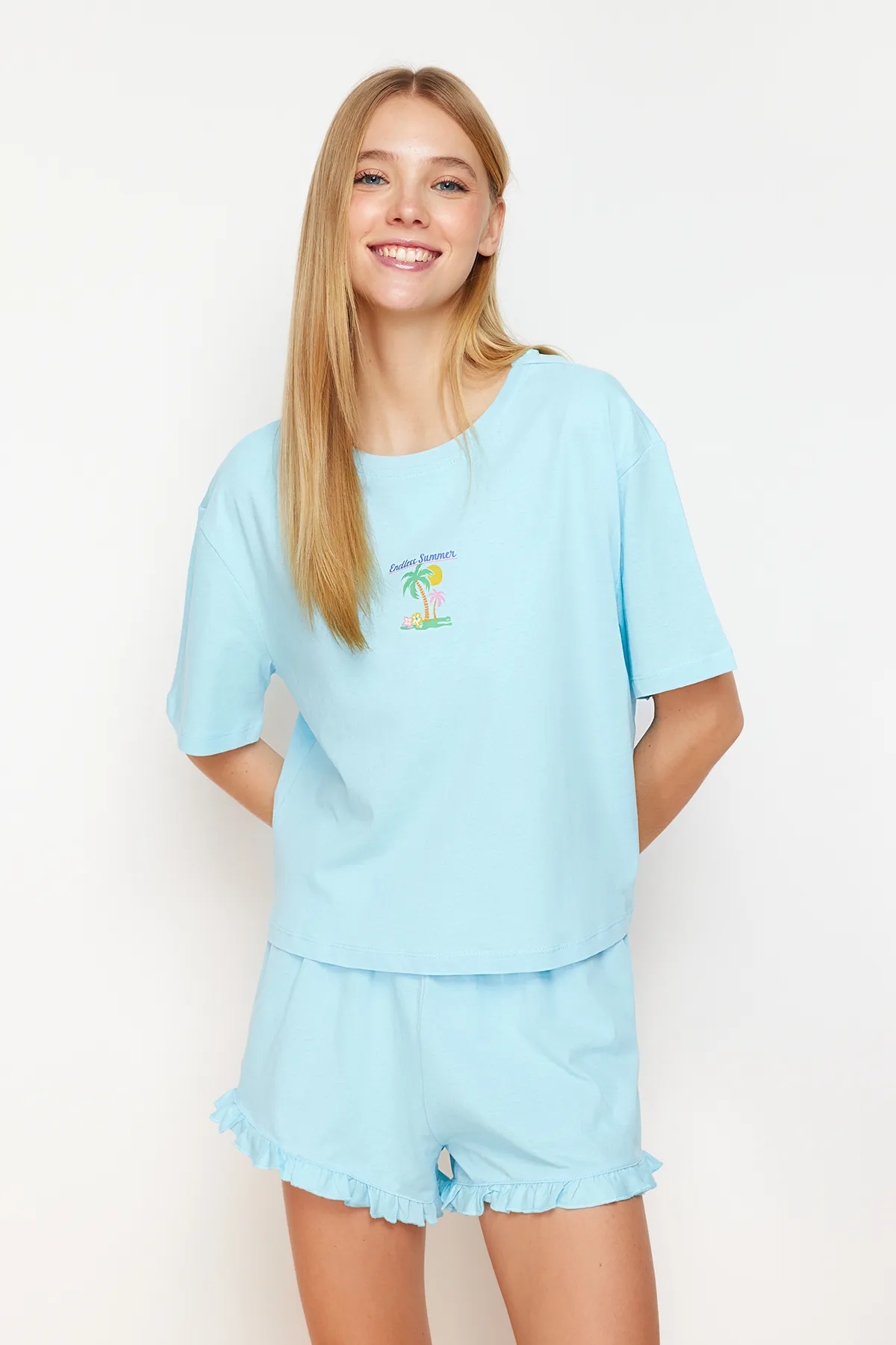 Trendyol Collection  Blaues, gestricktes Pyjama-Set aus 100 % Baumwolle mit bedruckten Rüschen und Details THMSS24PT00113